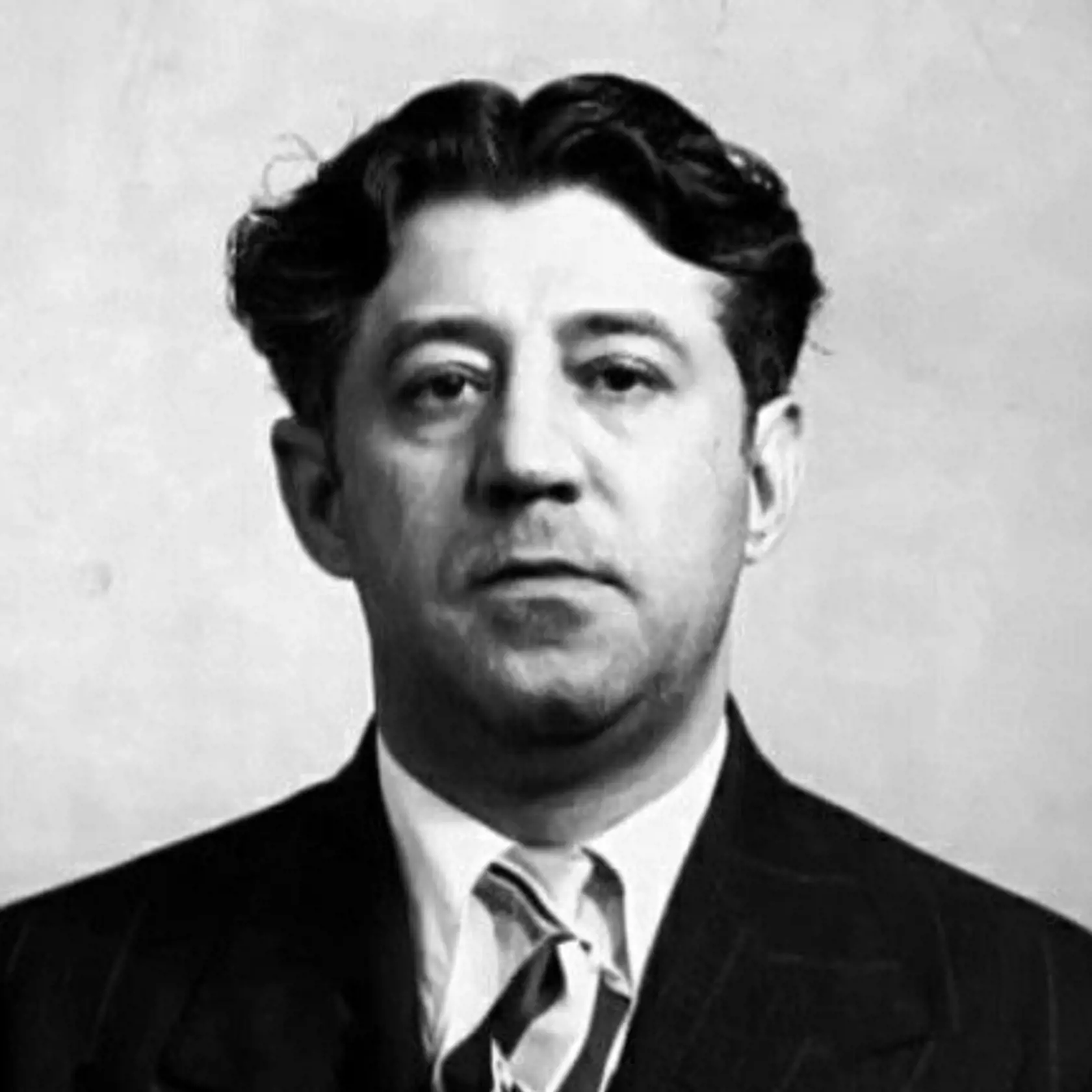 Po jeho prvých úspechoch zločinca si ho pod svoje krídla v Chicagu vzal DeStefano a pripravil mladíka na jeho ďalší veľký krok v kriminálnej kariére: vraždu.