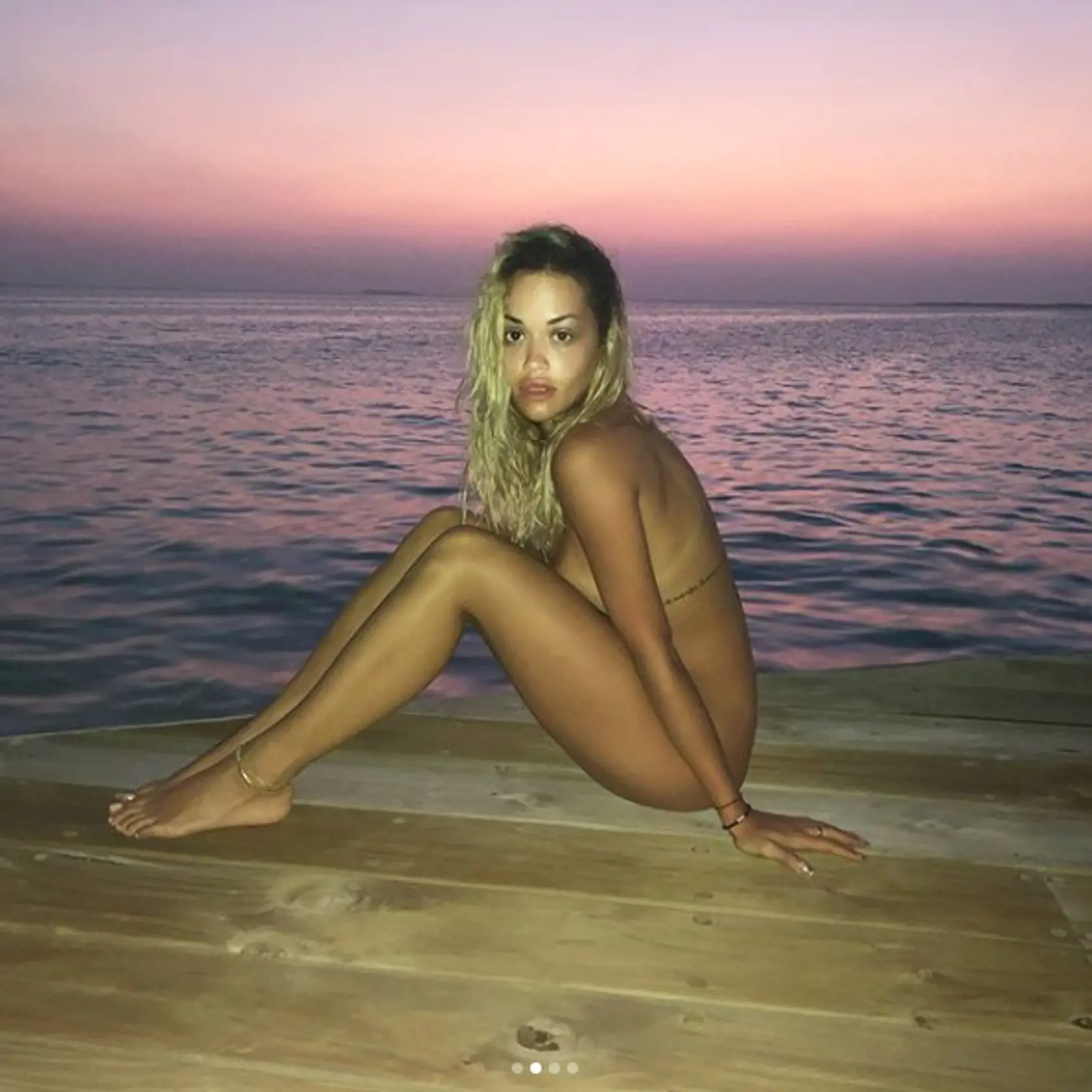 Ide to aj bez plaviek. Rita Ora ich zhodila.