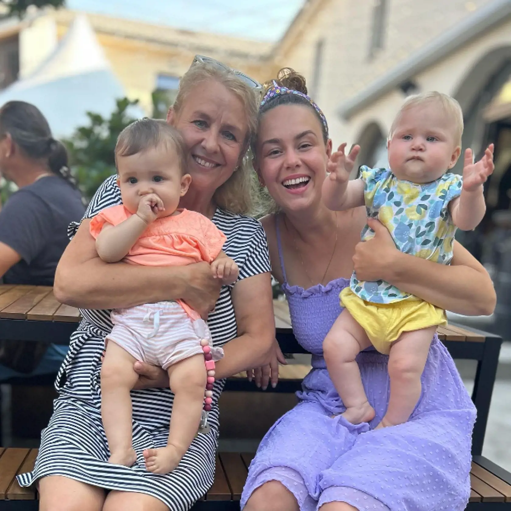 Dominika Kavaschová s mamou a dvojičkami, ktoré porodila jej sestra Janka.