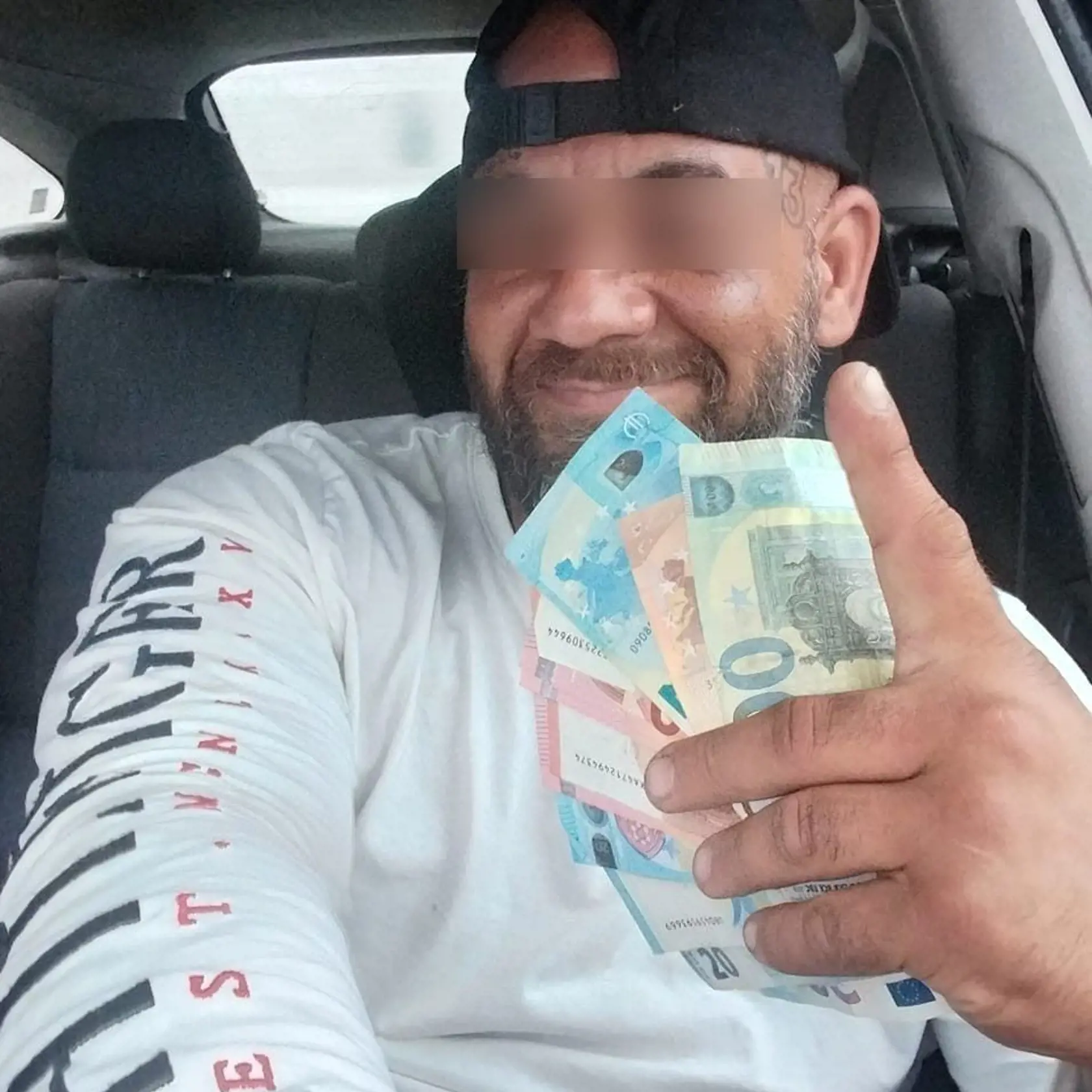 Zadržaný muž sa takto prezentuje na facebooku.