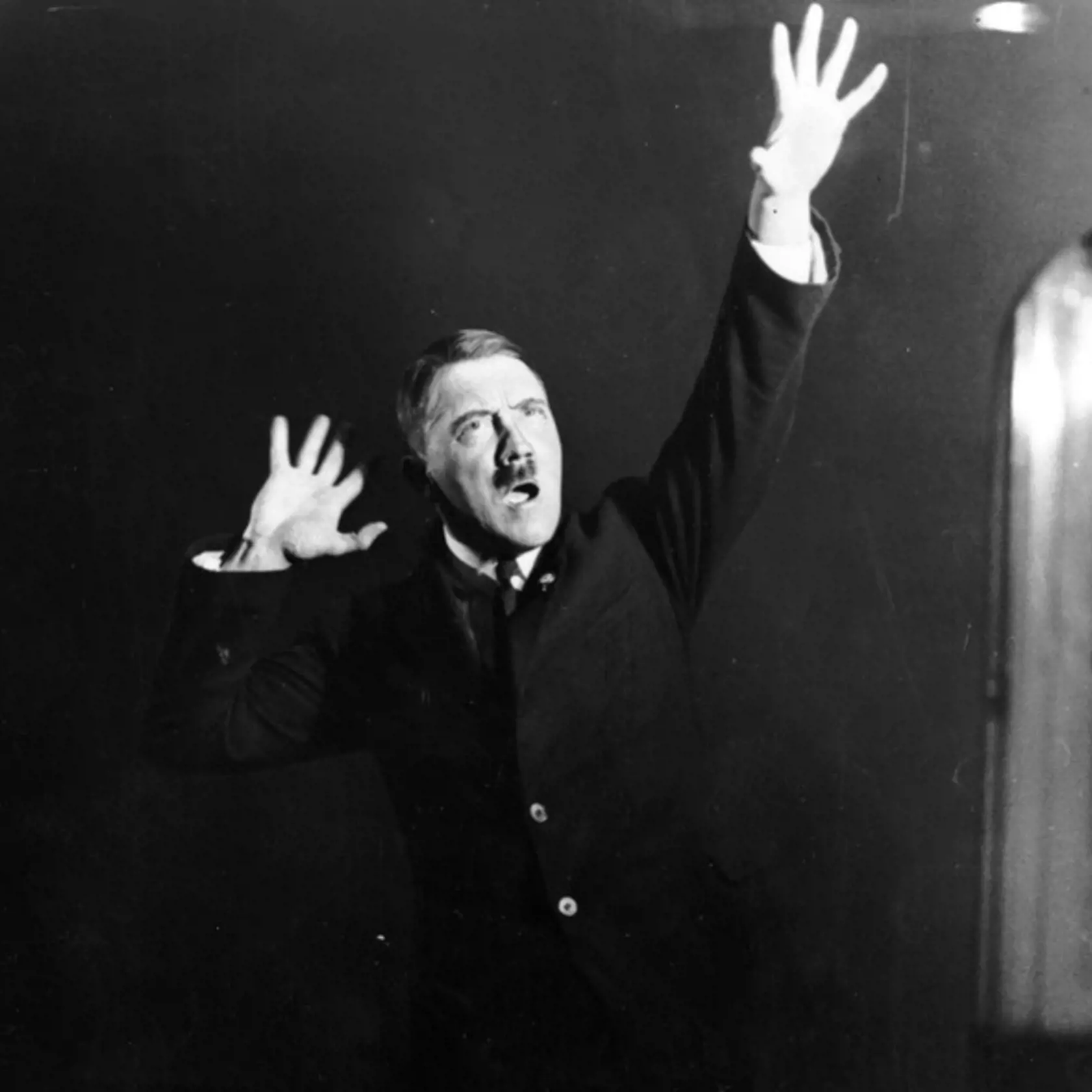 Adolf Hitler si pripravoval svoje prejavy pred zrkadlom.