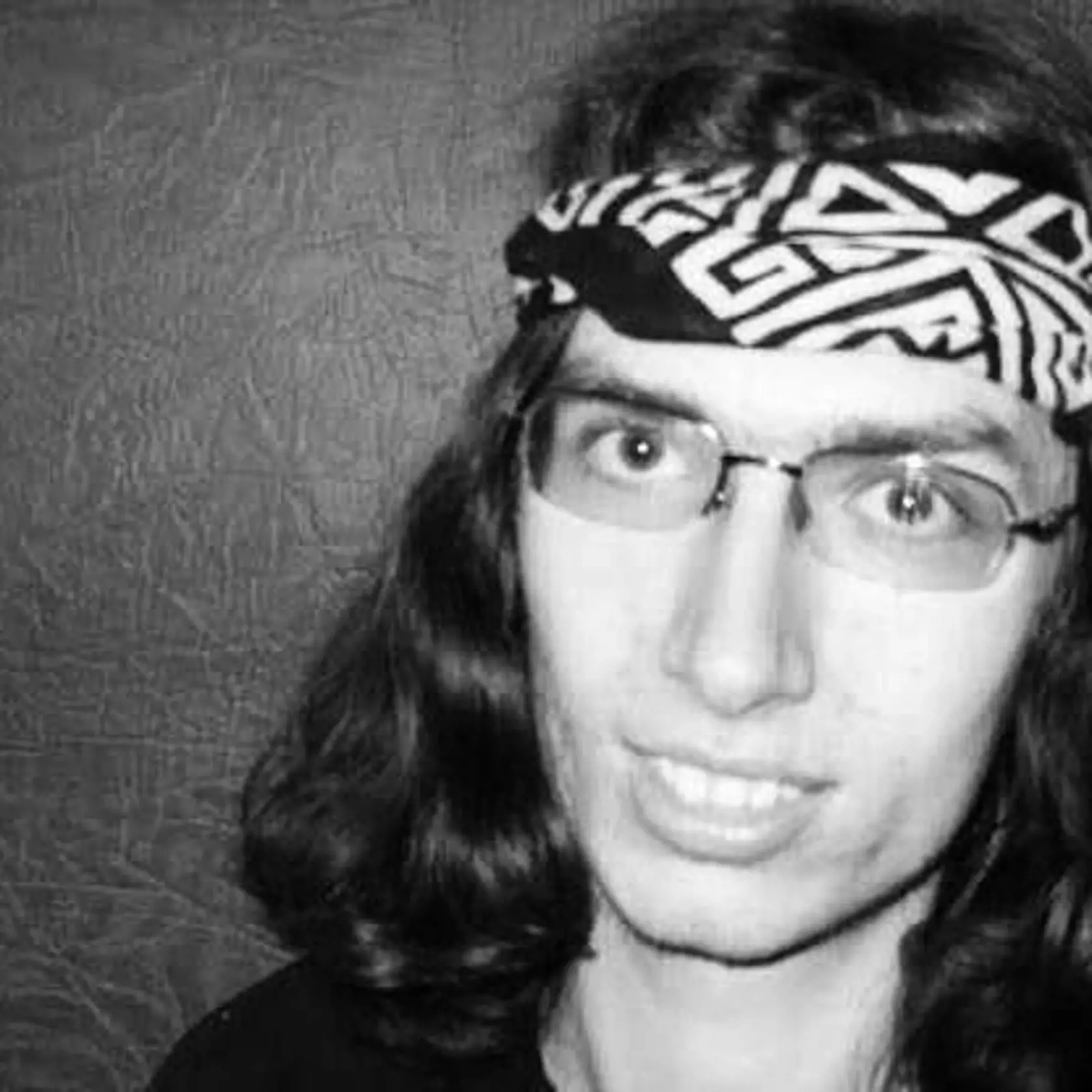 Študenta Filozofickej fakulty UK Daniela Tupého a jeho kamarátov napadla 4. novembra 2005 na Tyršovom nábreží v Bratislave skupina mužov.