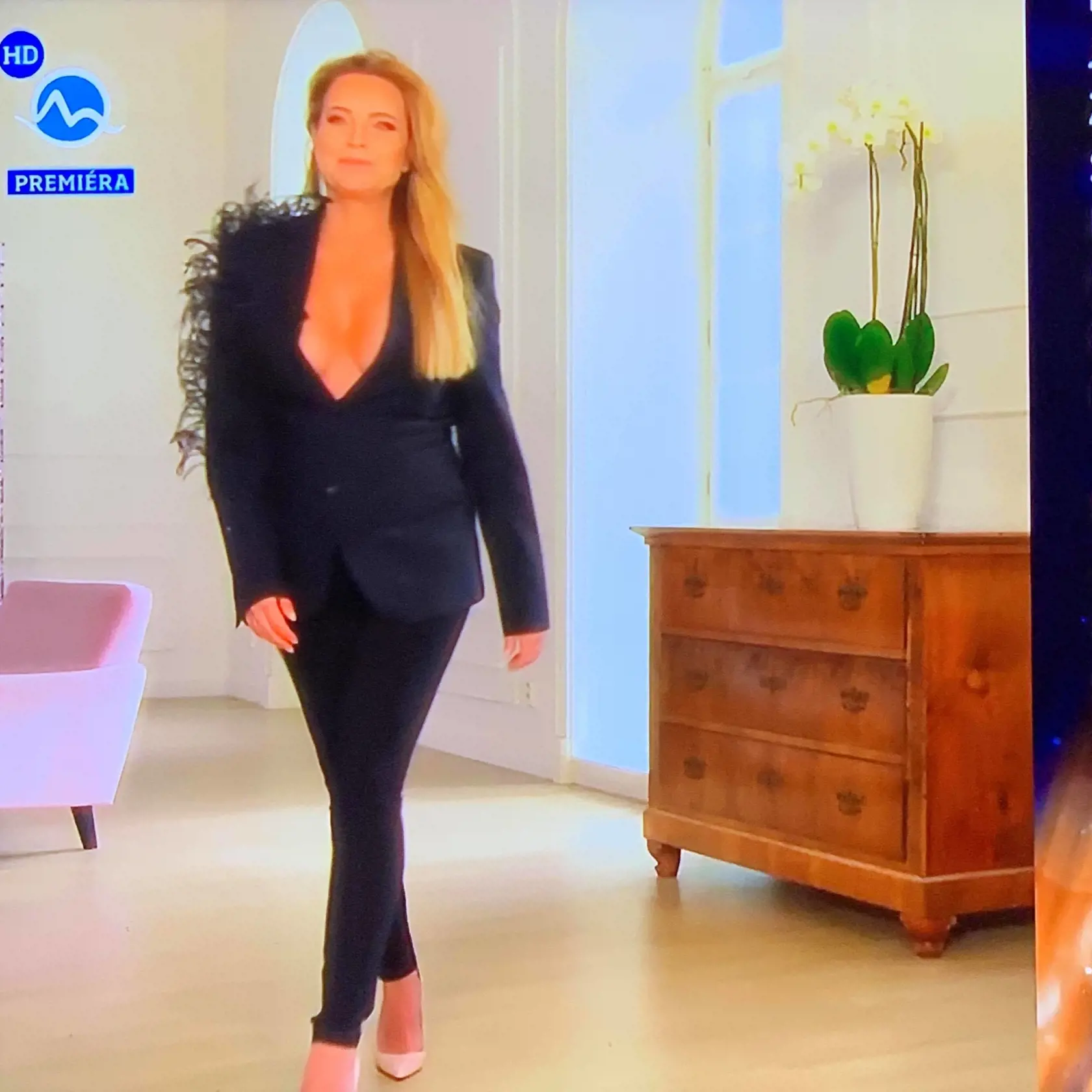 Erike sa v najnovšej Smotánke už rysovalo  spod saka bruško.