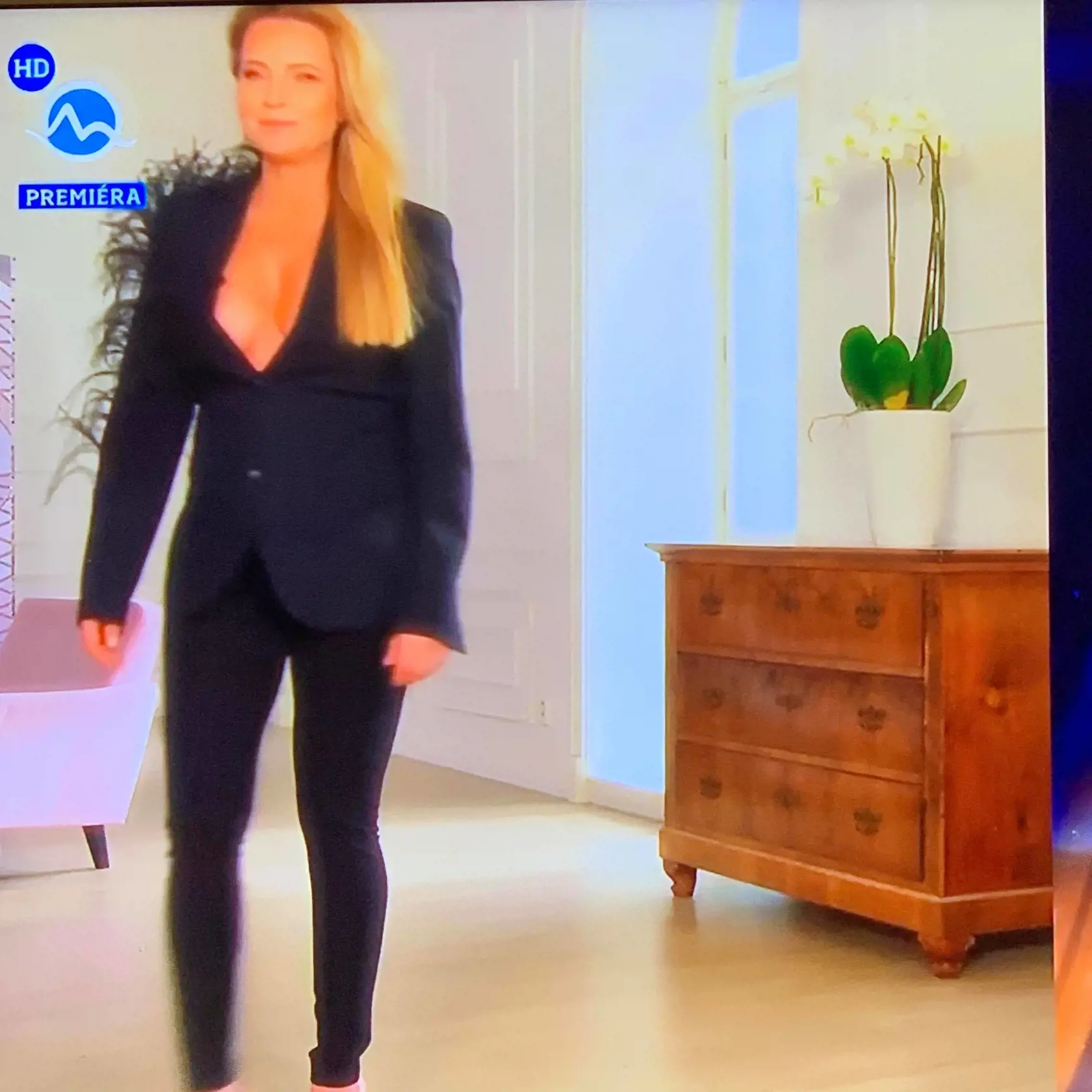 Erike sa v najnovšej Smotánke už rysovalo  spod saka bruško.