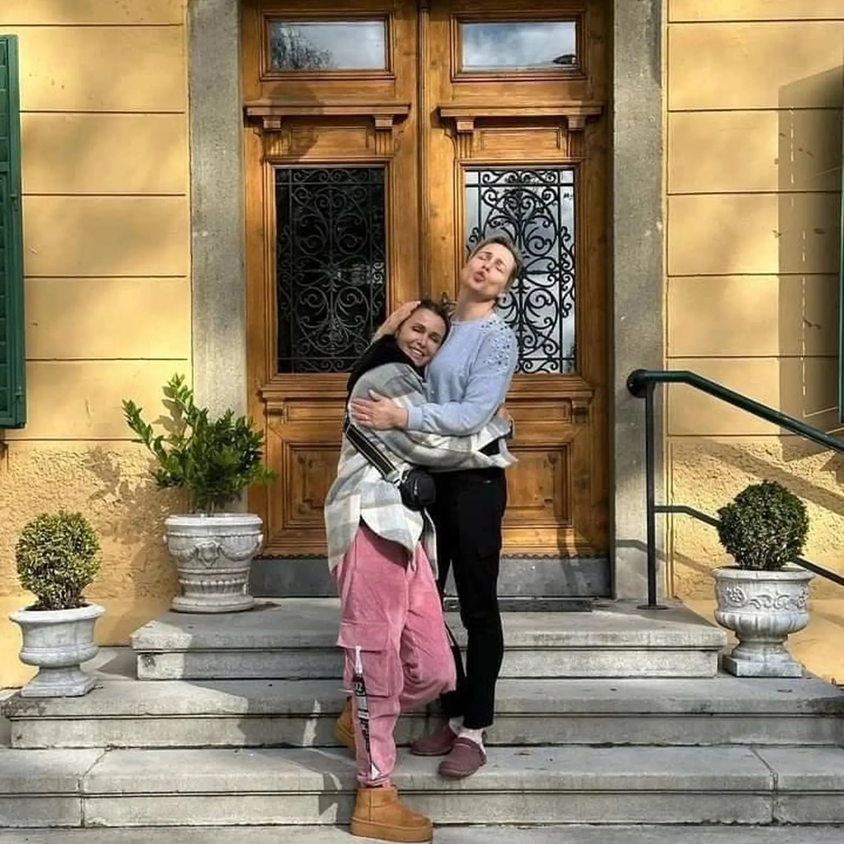 Poláková v objatí s Lenkou Šóošovou.