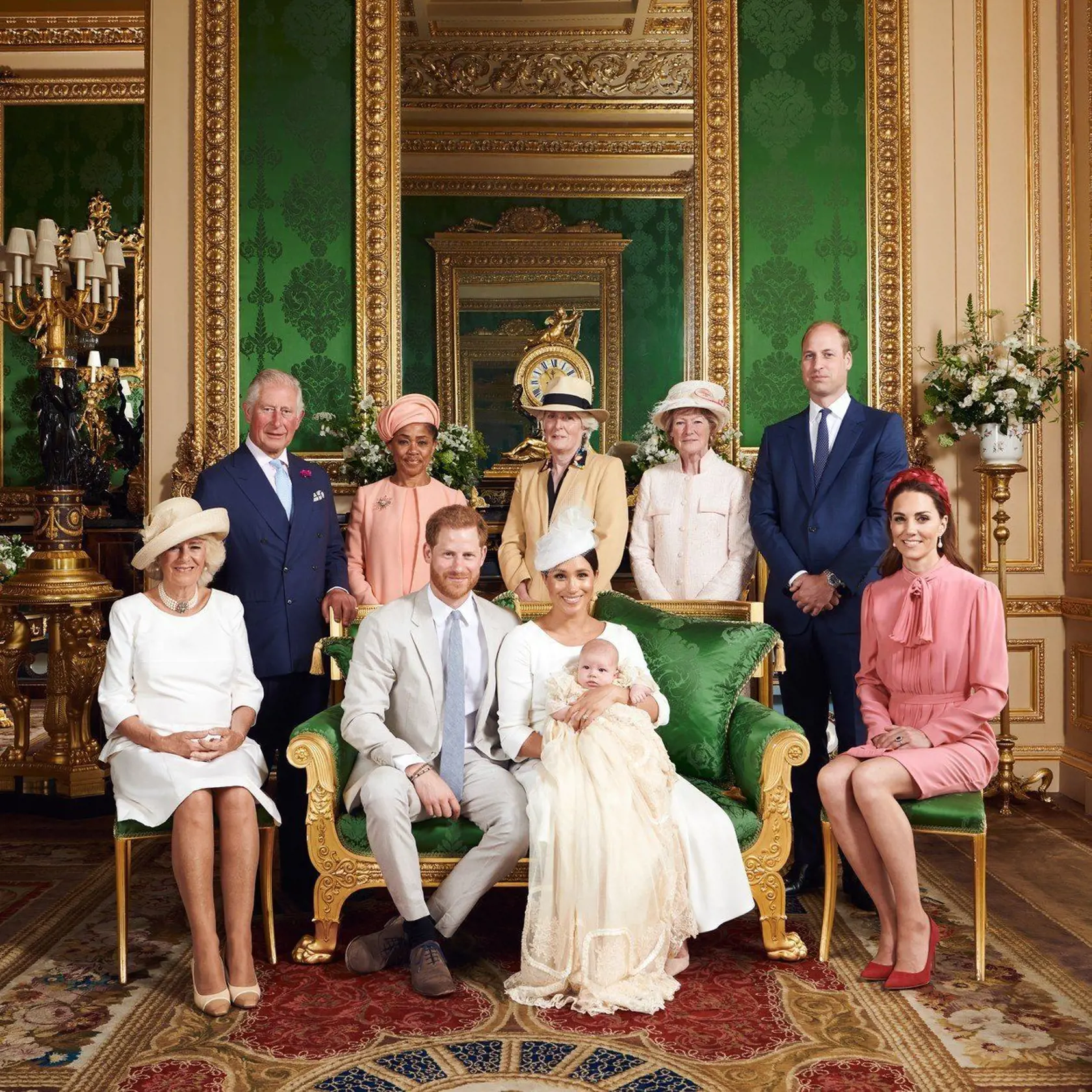 Meghan Markle, princ Harry, Archie Harrison, Vojvodkyňa Camilla, princ Charles, Doria Ragland, Lady Jane Fellowes, Lady Sarah McCorquodale, princ William, vojvodkyňa Kate