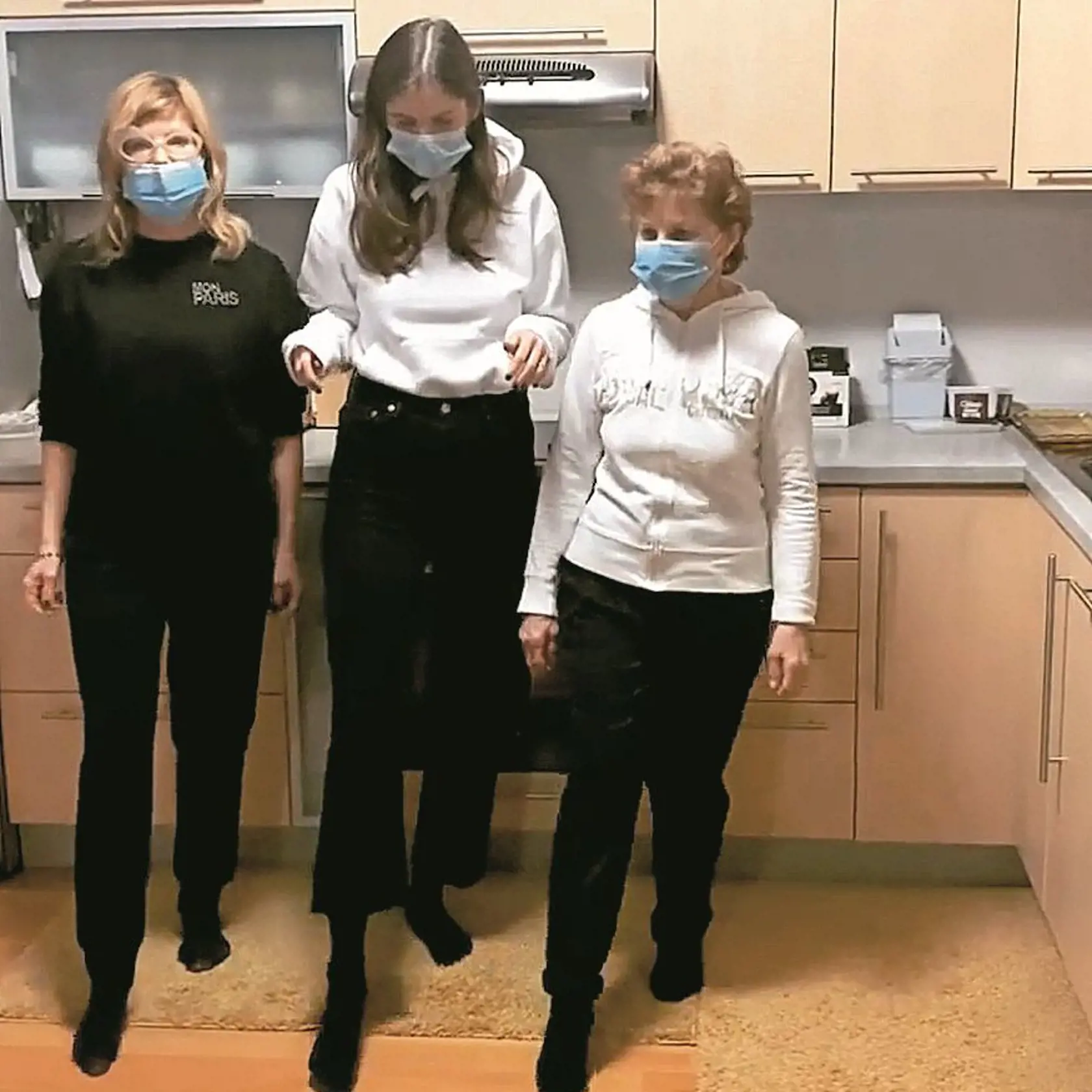 ROZHÝBALI BOKY
Soňa Müllerová s dcérou Emou,
v strede, a mamou Evou, vpravo.