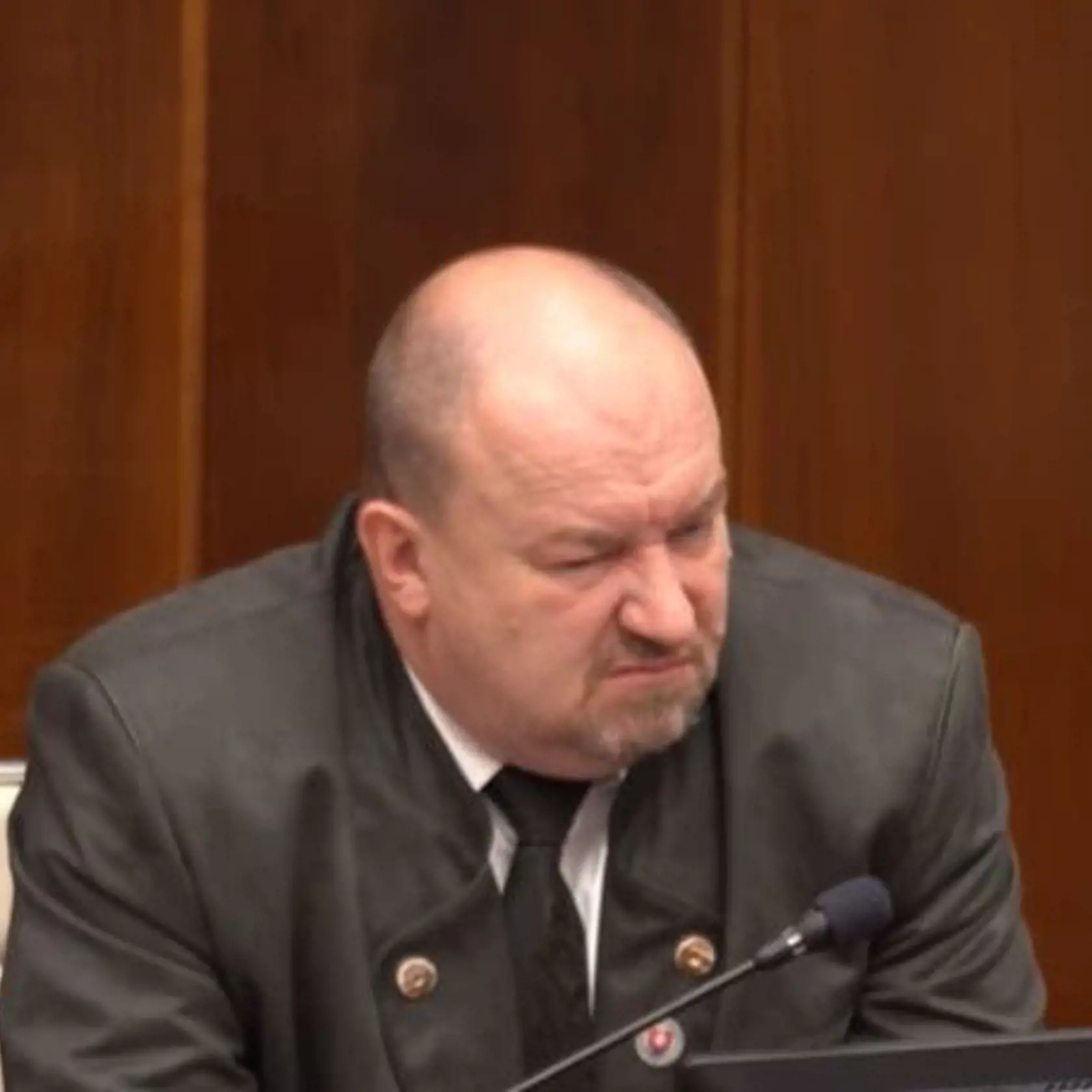 Rudolf Huliak sa pri návrhu Michala Šimečku zatváril veľmi znechutene.