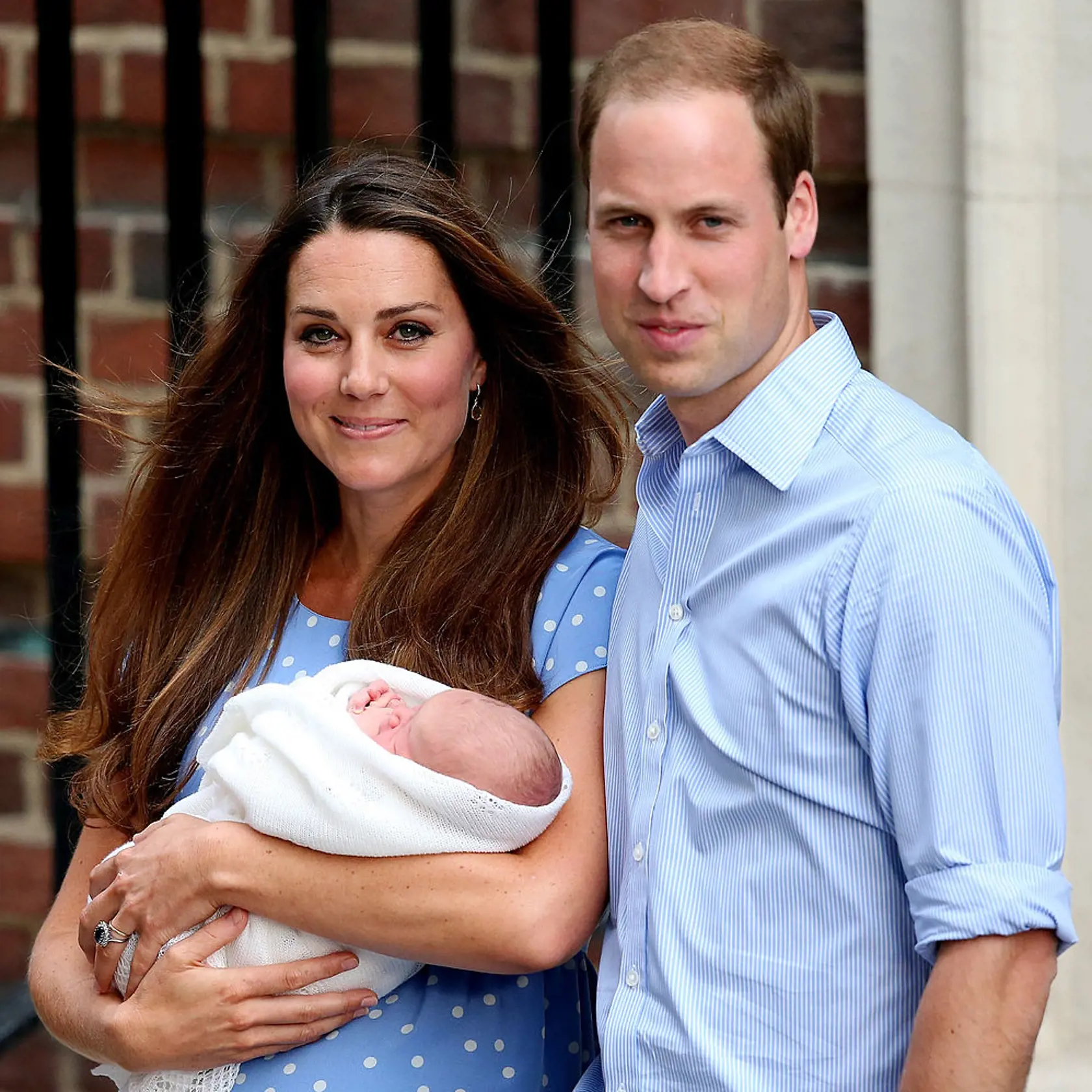 Kate a William s princom Georgeom v roku 2013.
