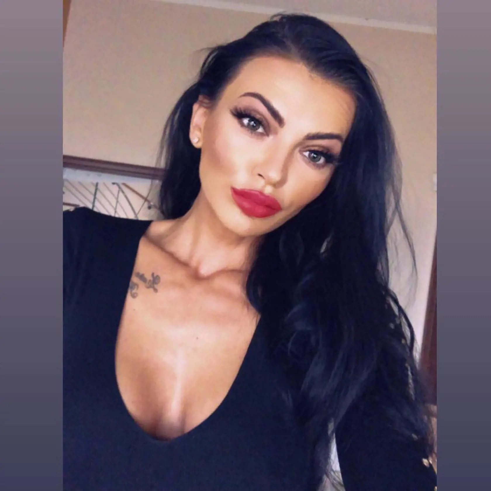 Matka bývalá účastníčka súťaží miss, dnes fitness trénerka Monika Ostrihoňová. Naveľa sa Kollár priznal aj k tejto dcére. Po pôrode sa Monika so Zairou prepadli pod zem. Na sociálnych sieťach sa Monika prezentuje vylepšeným novým ja.