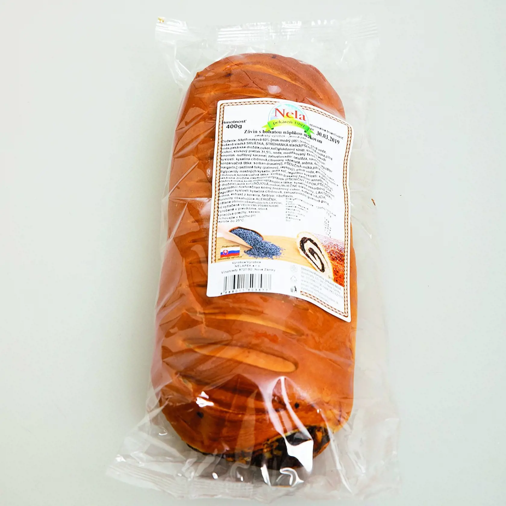 Závin s bohatou náplňou makovou
Nela, 400 g
Krajina pôvodu/ Slovensko
Podiel náplne/ 60 %
Energia v 100 g/ 1 296 kJ Tuky/ 7,5 g Sacharidy/ 52 g Bielkoviny/ 7,7 g
Redakcia hodnotí: Pekne upečený závin má na pohľad viac cesta ako náplne. Cesto je veľmi dobre nakysnuté a mäkké, na krájanie je potrebný ostrý nôž. Maková náplň je suchá a má zvláštnu dochuť, ktorá sa nedá jednoznačne určiť. Chuť maku je málo výrazná a celkovo je závin pomerne suchý, treba ho zapíjať, napríklad mliekom.

