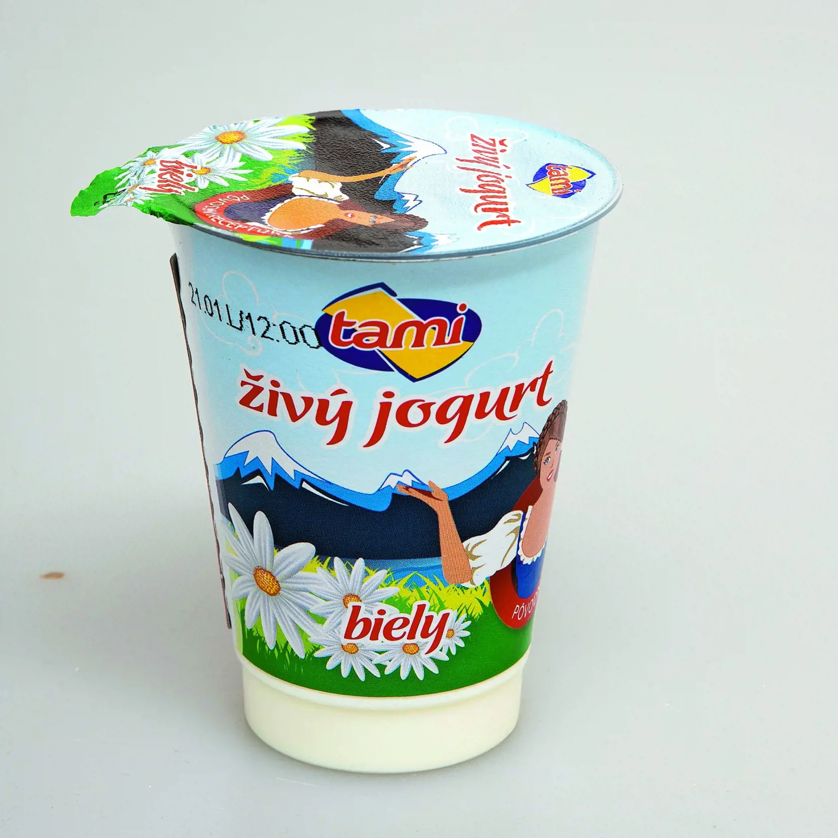 Živý jogurt biely
TAMI, 180 g
Krajina pôvodu/ Slovensko
Zloženie/ mlieko, sušené mlieko, sušená srvátka, jogurtová kultúra, obsahuje živú mikroflóru
Energia v 100 g/ 314 kJ Tuky/ 3,8 g Sacharidy/ 6 g Bielkoviny/ 4,2 g
Redakcia hodnotí: Najkyslejší a najkalorickejší zo štvorice porovnávaných jogurtov má jemnú kyslomliečnu vôňu. Konzistencia je tuhá, hustá, textúra mierne hrudkovitá. Keď postojí, na povrchu sa oddelí trocha srvátky. Chuť jogurtu je prírodná, ale výrazne kyslá, pripomína tvaro