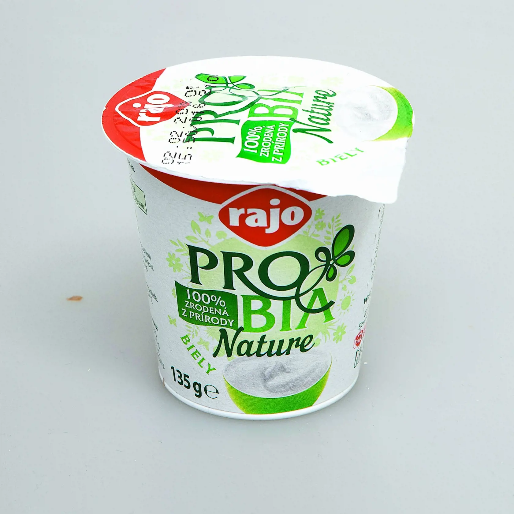 ProBia Nature biely
Rajo, 135 g
Krajina pôvodu/ Slovensko
Zloženie/ mlieko, mliečne bielkoviny, sušené odtučnené mlieko, vláknina: inulín; jogurtová kultúra, kultúra Bifidobacterium sp.
Energia v 100 g/ 305 kJ Tuky/ 3,3 g Sacharidy/ 5,7 g Bielkoviny/ 4,8 g
Redakcia hodnotí: Najredší zo štvorice jogurtov vonia ako sladká smotana. Konzistenciou pripomína jogurtové mlieko, textúra je hladká, krémovitá. Jogurt má dobrú, smotanovo sladkastú chuť s ľahkou kyslastou dochuťou. Jediný obsahuje prida