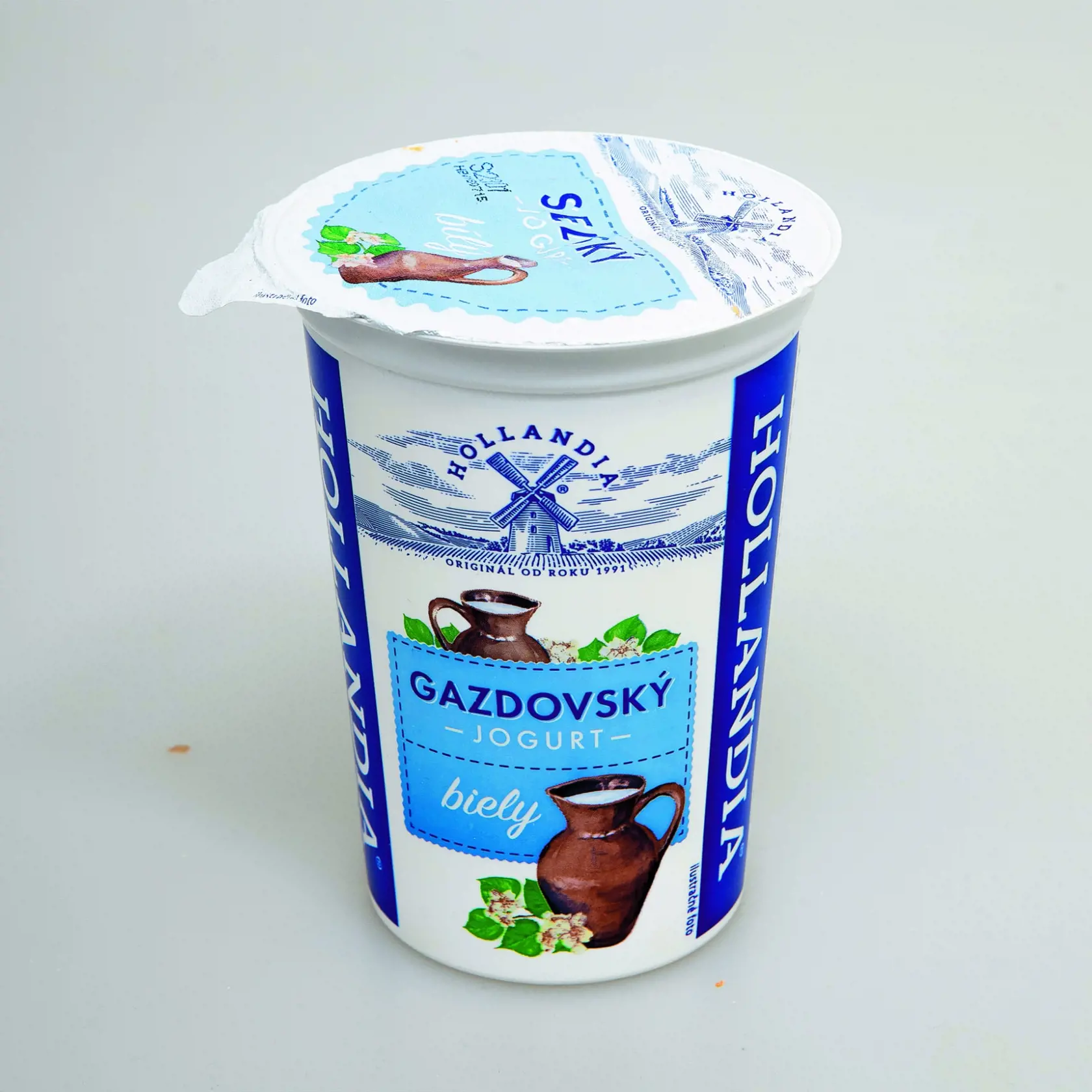 Gazdovský jogurt biely
Hollandia, 500 g
Krajina pôvodu/ Česko
Zloženie/ mlieko, mliečna bielkovina, jogurtová kultúra, kultúra Bifidobacterium a Lactobacillus acidophilus 104/g
Energia v 100 g/ 279 kJ Tuky/ 3,8 g Sacharidy/ 4,5 g Bielkoviny/ 3,7 g
Redakcia hodnotí: Extra hustý jogurt s jemnou kyslomliečnou vôňou je tuhý a dobre si drží tvar. Po odobraní sa v priehlbine vyzráža srvátka. Textúra je krémovitá s drobnými mliečnymi hrudkami. Chuť jogurtu je prírodná, sladkokyslá, s nepatrne hork