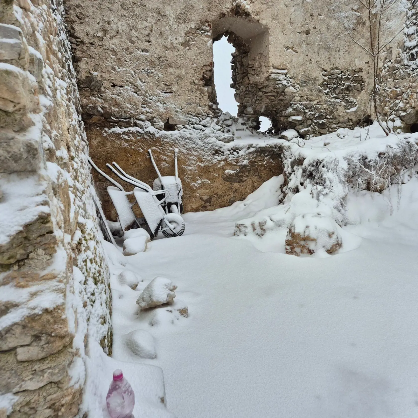 "Dnes prvý sneh cca 5cm. To sa bude skvelo kopať," uverejnil na sociálnej sieti Hrad Tematín - Tematin castle