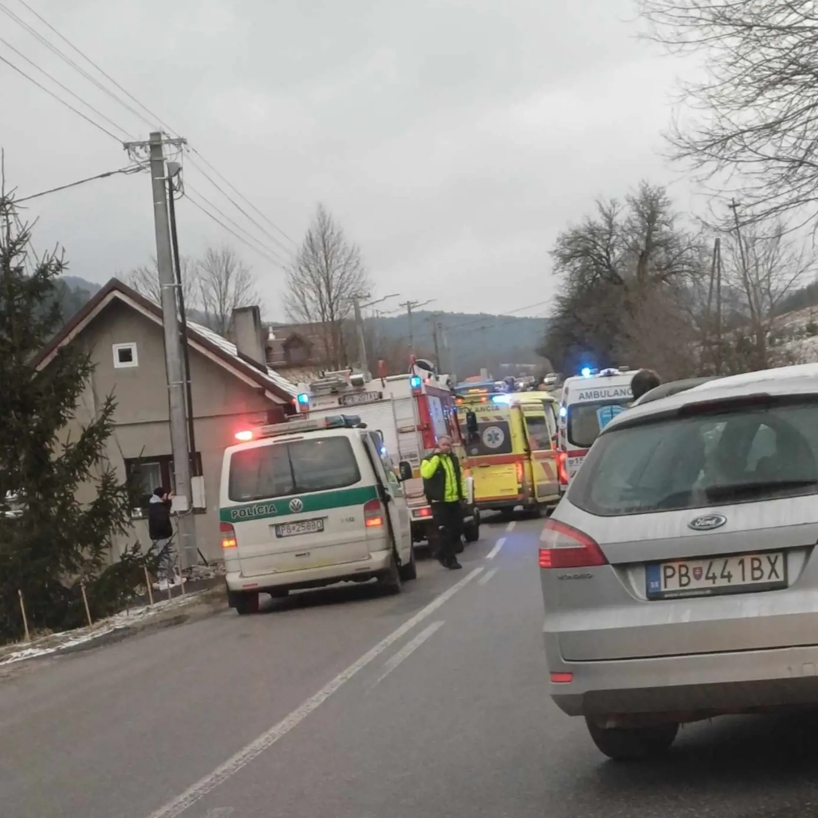 V  aute sa mali viezť štyri mladí muži.