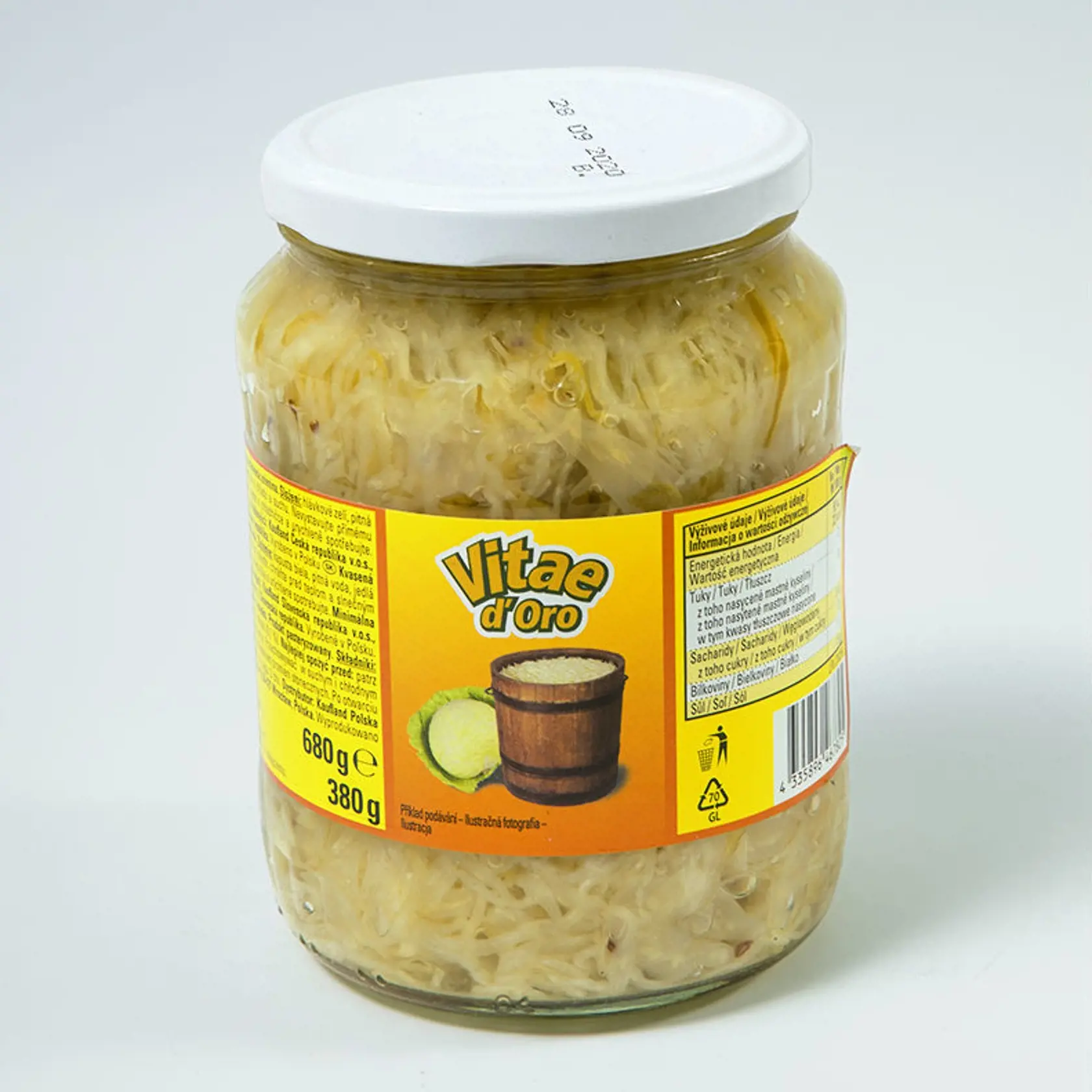 Top! Víťaz - Kvasená kapusta v slanom náleve
Vitae d´Oro, 680 g/380 g
Predáva/ Kaufland Krajina pôvodu/ Poľsko
Zloženie/ biela kapusta, pitná voda, jedlá soľ, rasca 0,1 %
Energia v 100 g/ 93 kJ Tuky/ 0 g Sacharidy/ 3,4 g Bielkoviny/ 1,1 g Soľ/ 1,9 g
Redakcia hodnotí: Úhľadne pokrájaná kapusta má peknú svetlú farbu a mierne kyslú vôňu s výrazným akcentom rasce. Nálevu je primerane. Kapusta je chuťovo výborná – šťavnatá, chrumkavá, kyslejšia, príjemne korenistá a slanšia. Neobsahuje pridaný o