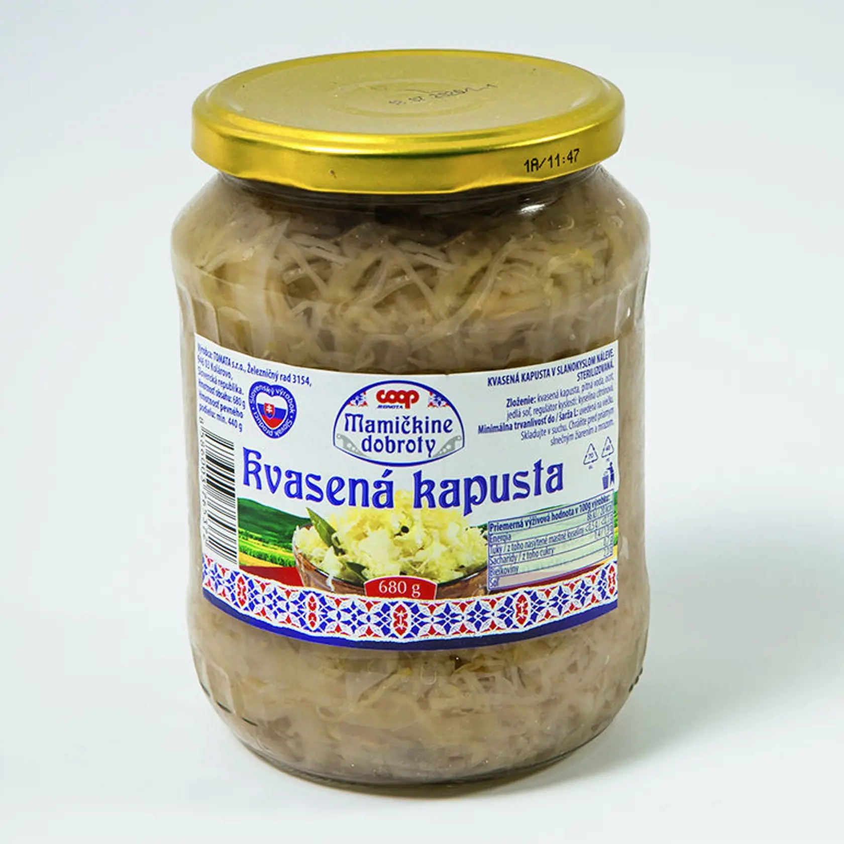 Kvasená kapusta v slanokyslom náleve
Coop Jednota, 680 g/440 g
Predáva/ Coop Jednota Krajina pôvodu/ Slovensko
Zloženie/ kvasená kapusta, pitná voda, ocot, jedlá soľ, regulátor kyslosti: kyselina citrónová
Energia v 100 g/ 86 kJ Tuky/ 0,1 g Sacharidy/ 1,4 g Bielkoviny/ 0,7 g Soľ/ 2 g
Redakcia hodnotí: Kapusta má tmavšiu farbu so sivým nádychom, octovou vôňou pripomína kyslú čalamádu. Nie je v nej žiadne korenie. Kapusta je pokrájaná na dlhé rezance, nájde sa aj veľa hrubších kúskov. Konzist