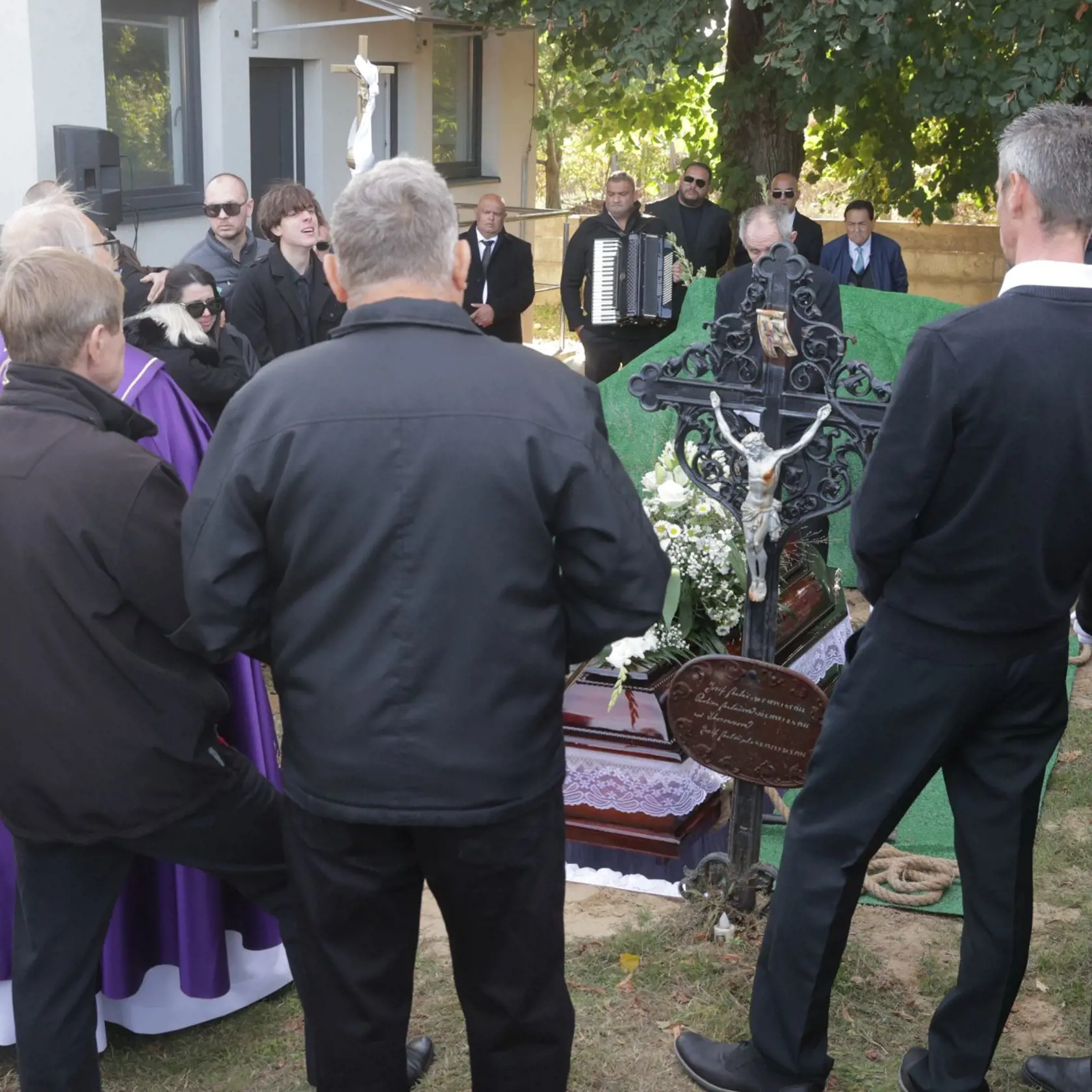 Posledná rozlúčka s hudobníkom Ľubom Virágom (†68). Pochovaný bude na cintoríne v Šintave, kde žil. 