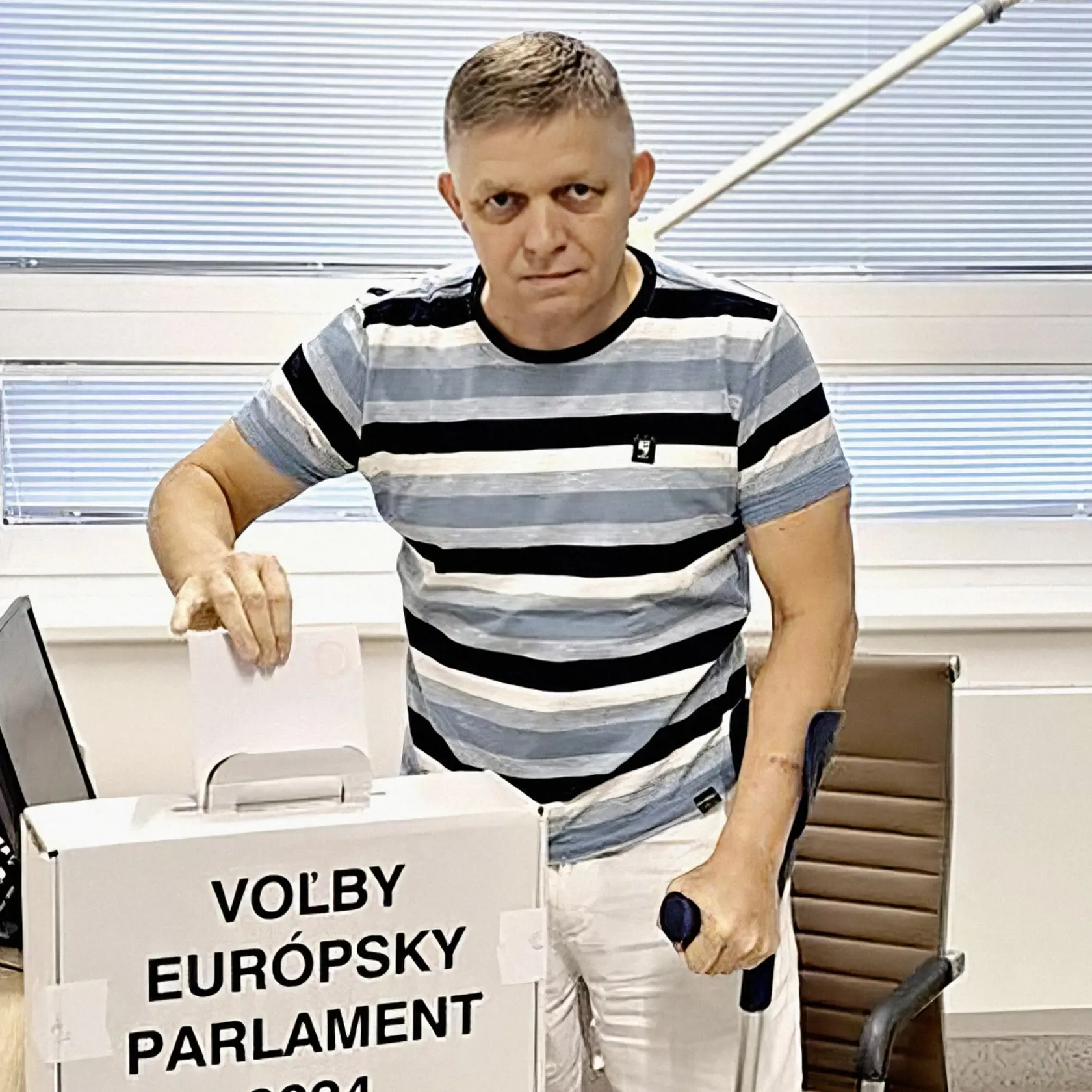 Na verejnosti. Túto fotku zverejnil Robert Fico na sociálnej sieti počas eurovolieb.