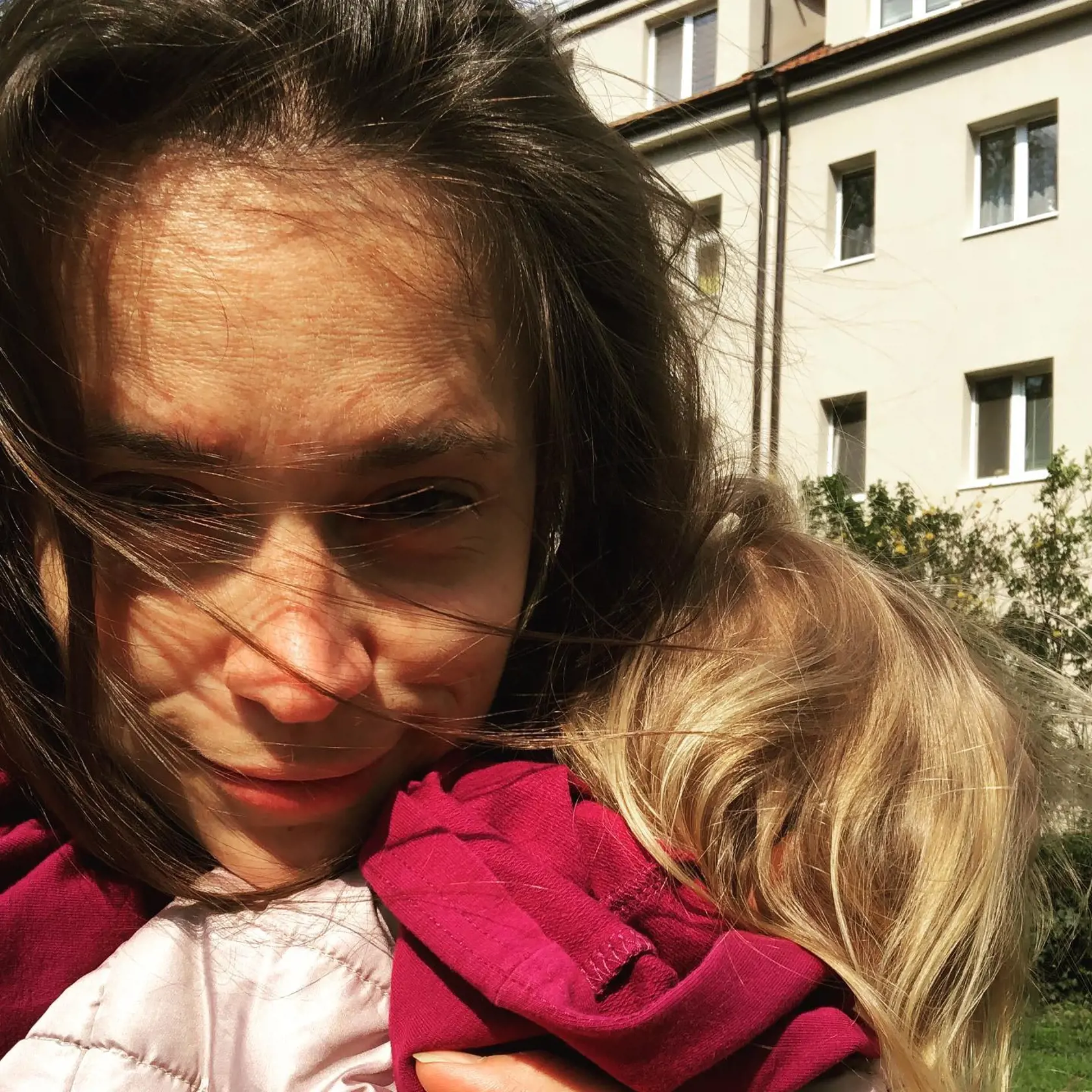 S hudobníkom Martinom vychovávajú dcérku Emkua syna Jakubka. Obaja vedia aj výchovne skríknuť.
