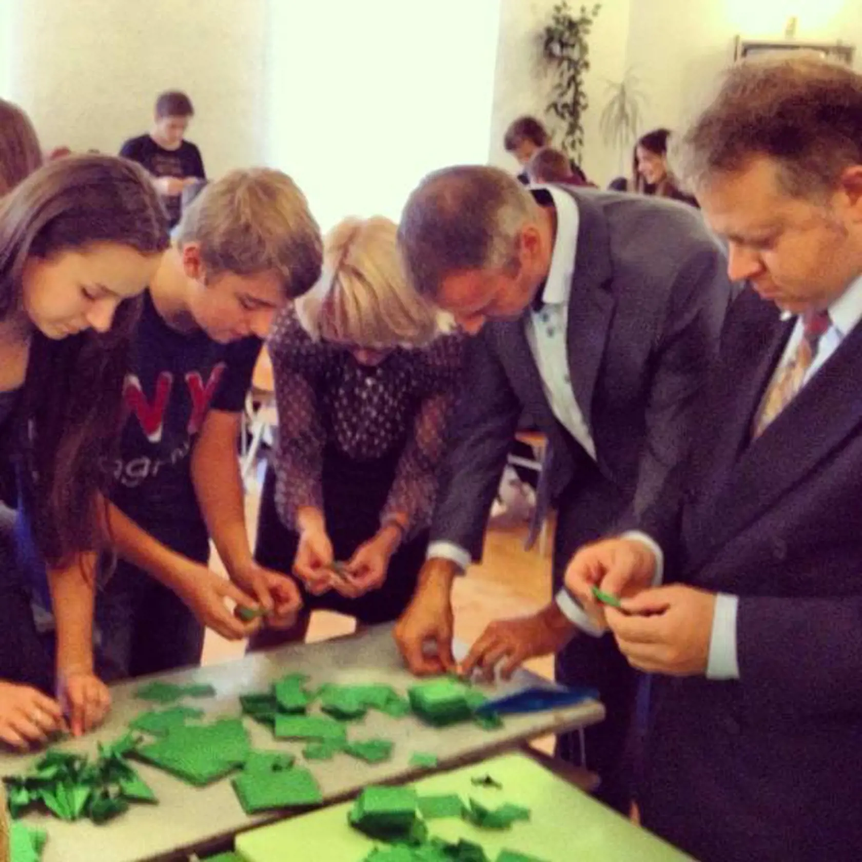 Skladali všetci : Do výroby origami sa zapojili aj košickí školáci.