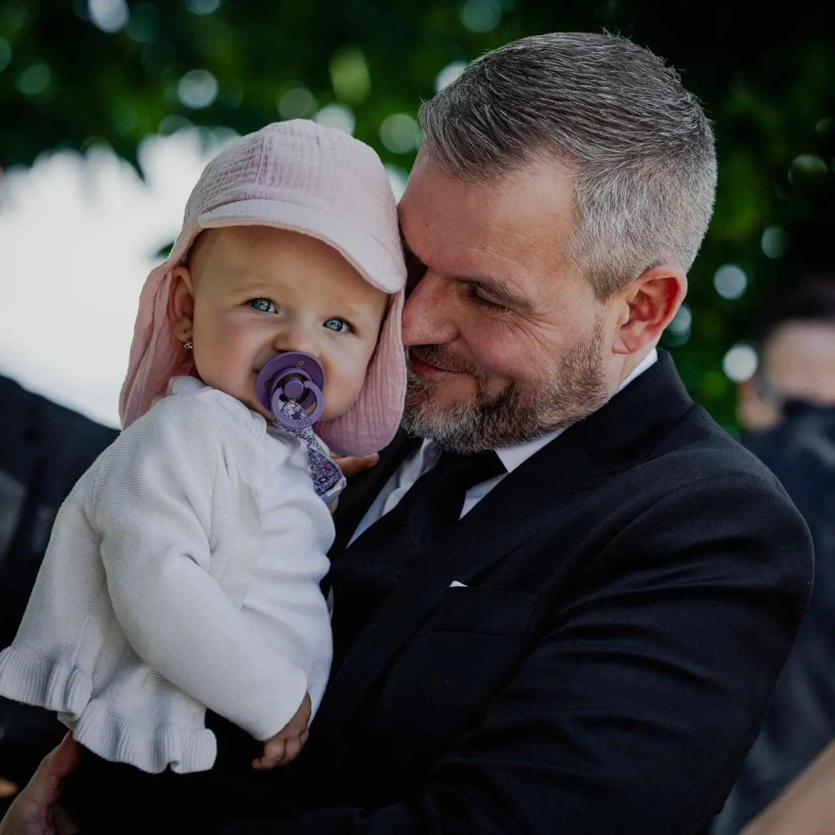 Peter Pellegrini si pri príležitosti sviatku detí požičal malú Sofiu od svojho synovca: „Všetkým deťom želám k dnešnému sviatku veľa radosti, šťastia a splnených snov! Rovnako si však želám, aby ambíciou každého rodiča bolo odovzdávať deťom hodnoty slušnosti, tolerancie a medzigeneračnej solidarity. Lebo práve tie sú tmelom, na ktorom stojí kvalita medziľudských vzťahov každého národa.
Na fotke som s dcérkou môjho synovca Sarou."