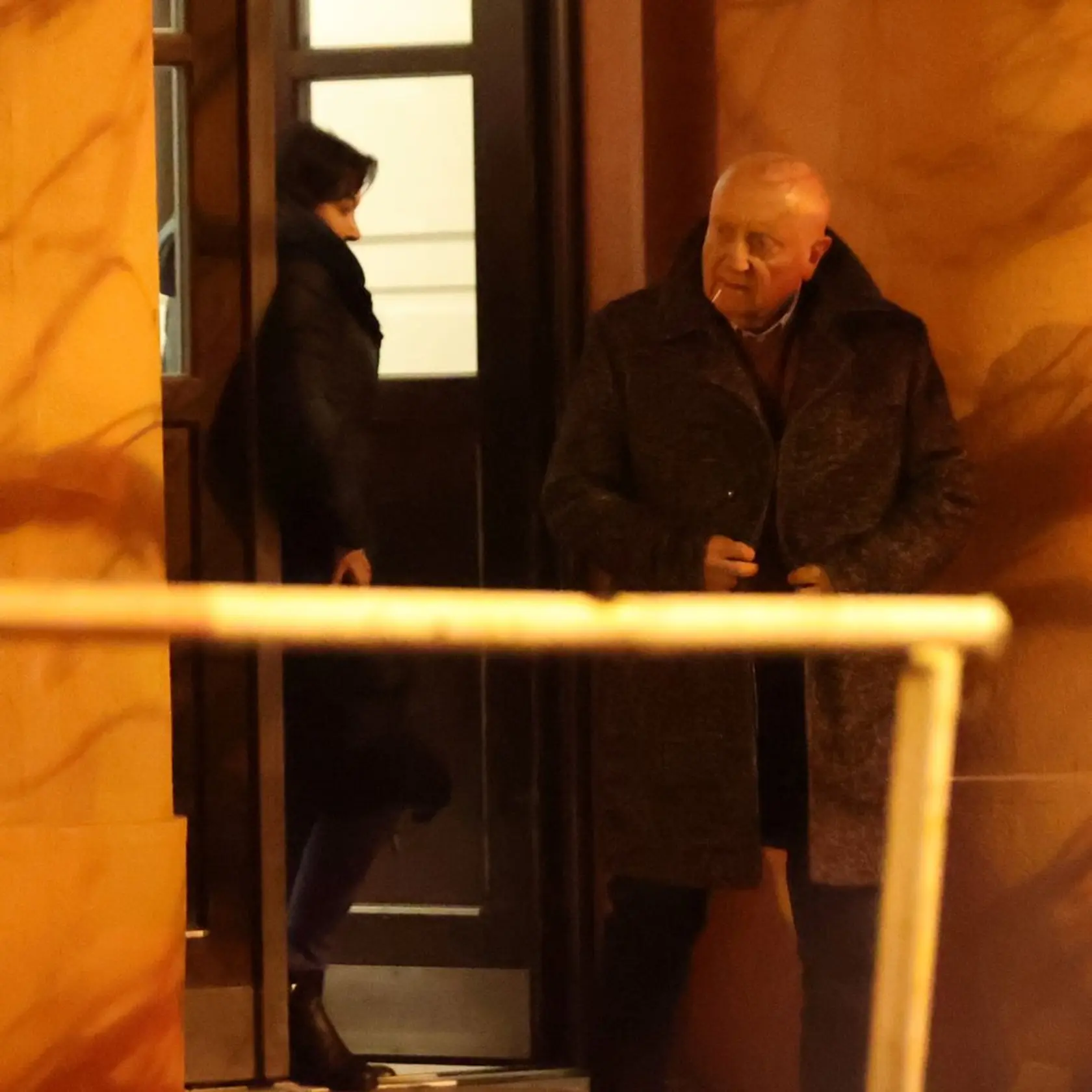 Zúfalí rodičia Dagmar Patrasová a Felix Slováček odchádzajú z bytu svojej Aničky.