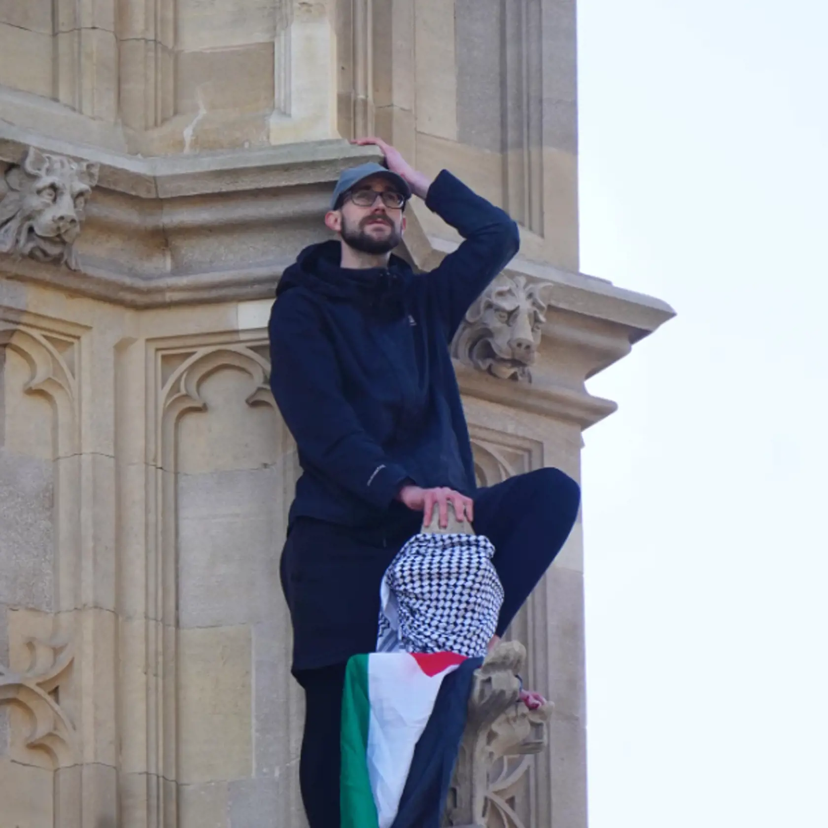 Muž v Londýne vyliezol na veži Big Ben.