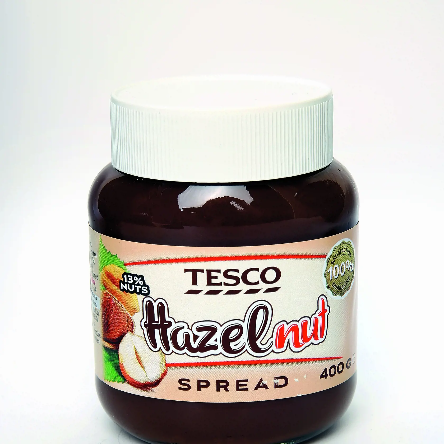 Hazelnut Spread
Tesco, 400 g
Predáva/ Tesco Krajina pôvodu/ Holandsko
Zloženie/ cukor, repkový olej, pasta z lieskových orechov 13 %, kakaový prášok so zníženým množstvom tuku 7 %, palmový olej, mliečny cukor, sušená srvátka, sójová múka, sójové lecitíny, sušené odtučnené mlieko, vanilkový extrakt  
Energia v 100 g/ 2 355 kJ Bielkoviny/ 4,5 g Sacharidy/ 52,9 g Tuky/ 36,5 g
Redakcia hodnotí: Tmavá, stredne hustá nátierka vonia kakaom a praženými orieškami. Textúra je hladká, dobre sa roztier