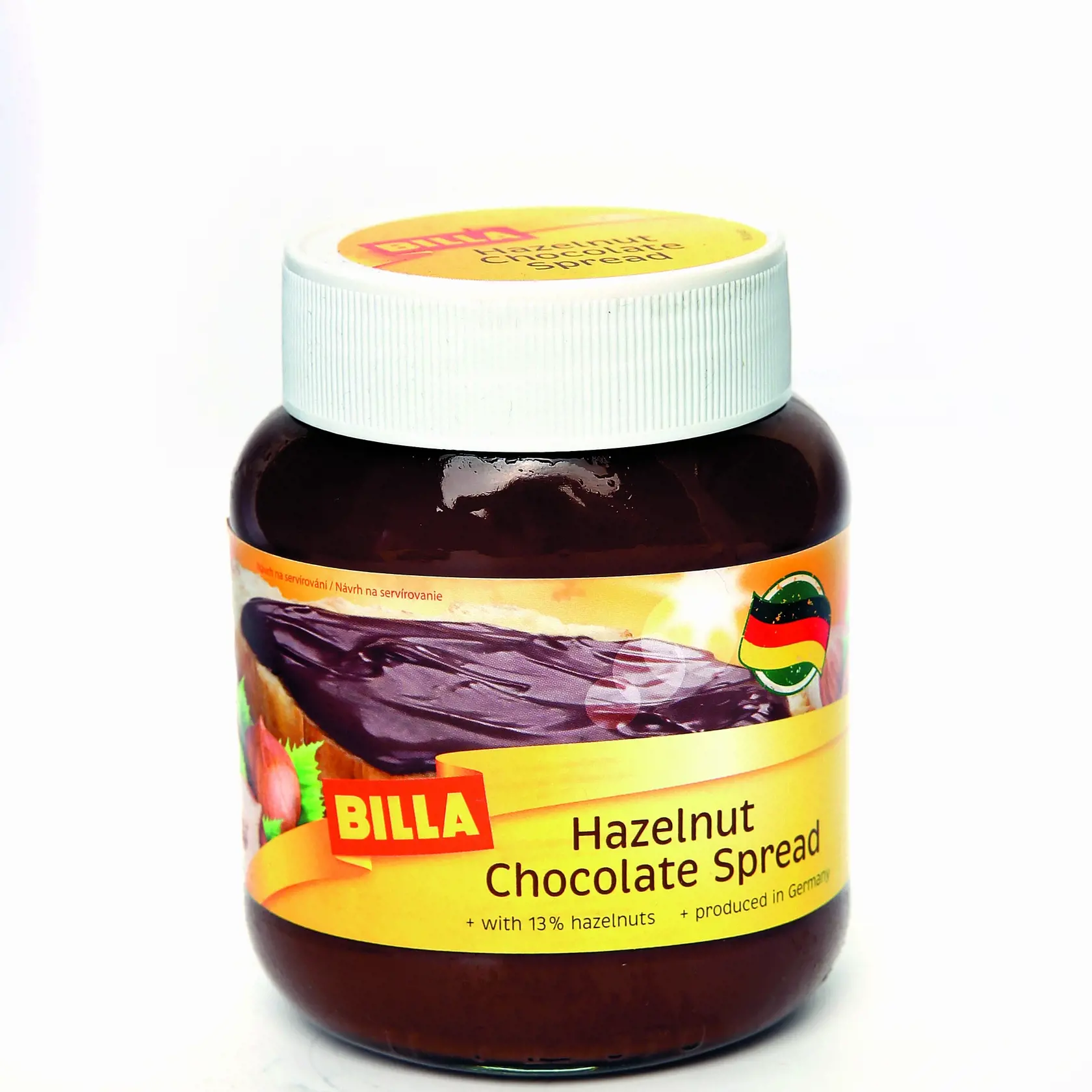 Hazelnut Chocolate Spread
Billa, 400 g
Predáva/ Billa Krajina pôvodu/ Nemecko
Zloženie/ cukor, repkový a palmový olej, jadrá lieskovcov 13 %, kakaový prášok so zníženým množstvom tuku 7 %, sušené odtučnené mlieko, slnečnicový lecitín 
Energia v 100 g/ 2 350 kJ Bielkoviny/ 4,4 g Sacharidy/ 53 g Tuky/ 37 g
Redakcia hodnotí: Najhustejšia nátierka s príjemnou čokoládovou vôňou má hutnú konzistenciu a hladkú textúru. Pri izbovej teplote najpomalšie mäkne. Chuťovo je výborná, aj silno kakaová, aj