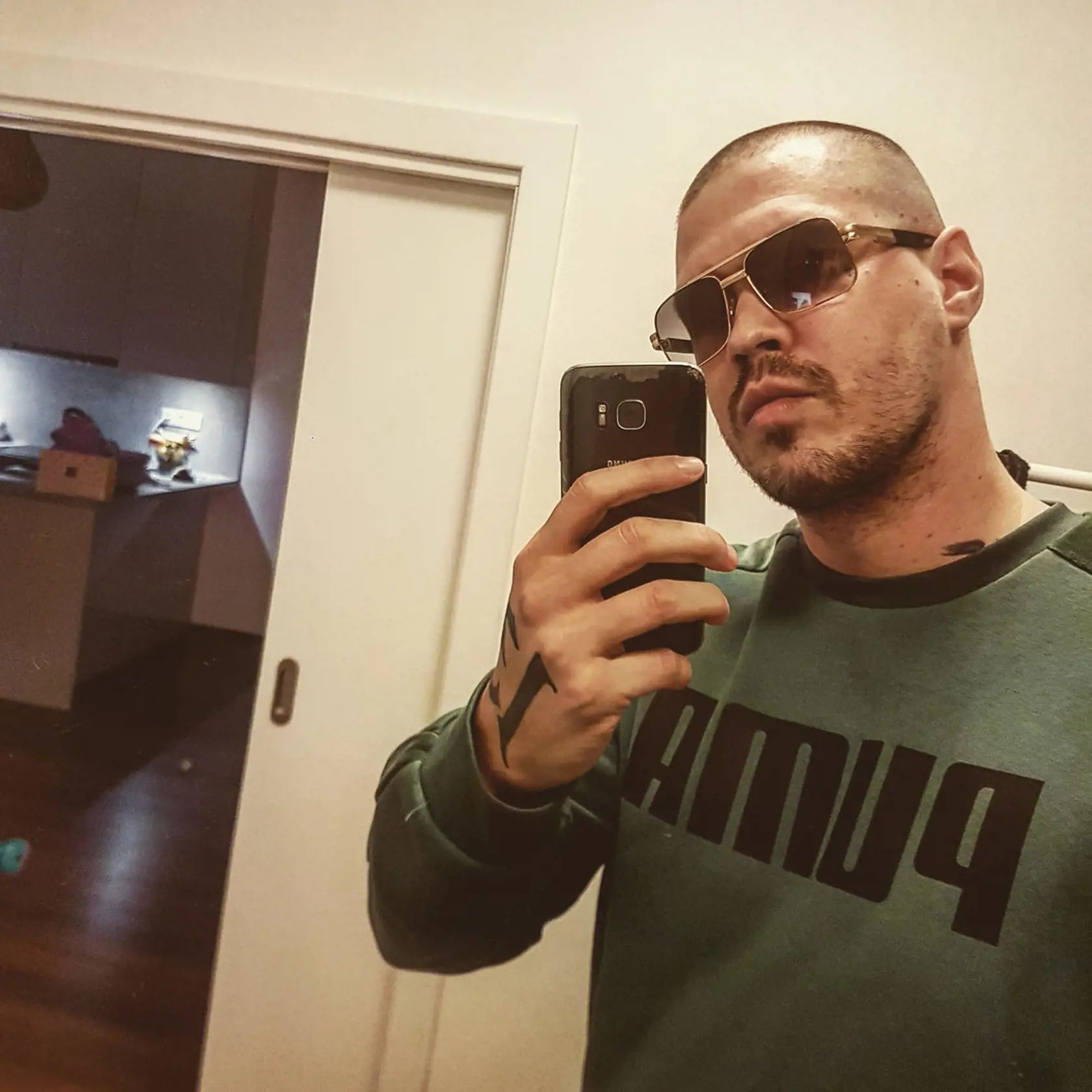 Starosta pred rokmi vytiahol na rapera zbraň. Momo zo strachu o dcérku nasadol do auta a odišiel. Hádku z diaľky sledovala aj Momova manželka Sandra.