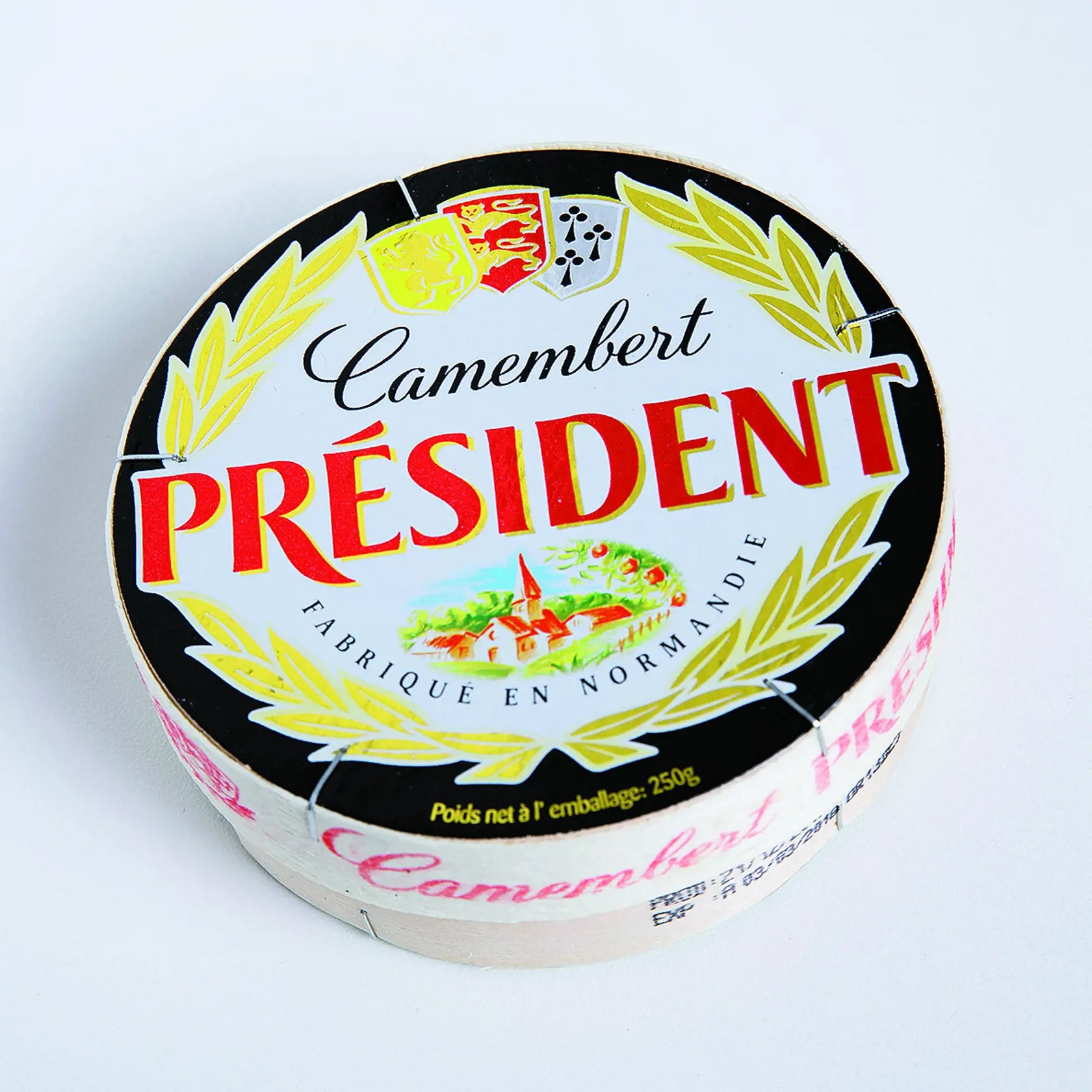 Camembert
Président, 250 g
Krajina pôvodu/ Francúzsko
Zloženie/ pasterizované mlieko, jedlá soľ, syrárske kultúry, mikrobiálne syridlo
Energia v 100 g/ 1 100 kJ Bielkoviny/ 19 g Sacharidy/ 0,5 g Tuky/ 21 g Soľ/ 1,38 g
Redakcia hodnotí: Správne vyzretý syr má pomerne silnú, ale príjemnú arómu a mierne žltkastú, stredne tuhú kôrku. Vnútri je jemný, mäkký a pórovitý. Chuť syra je výborná – plná, pikantná a jemne sladkastá, slanosť je dobrá.