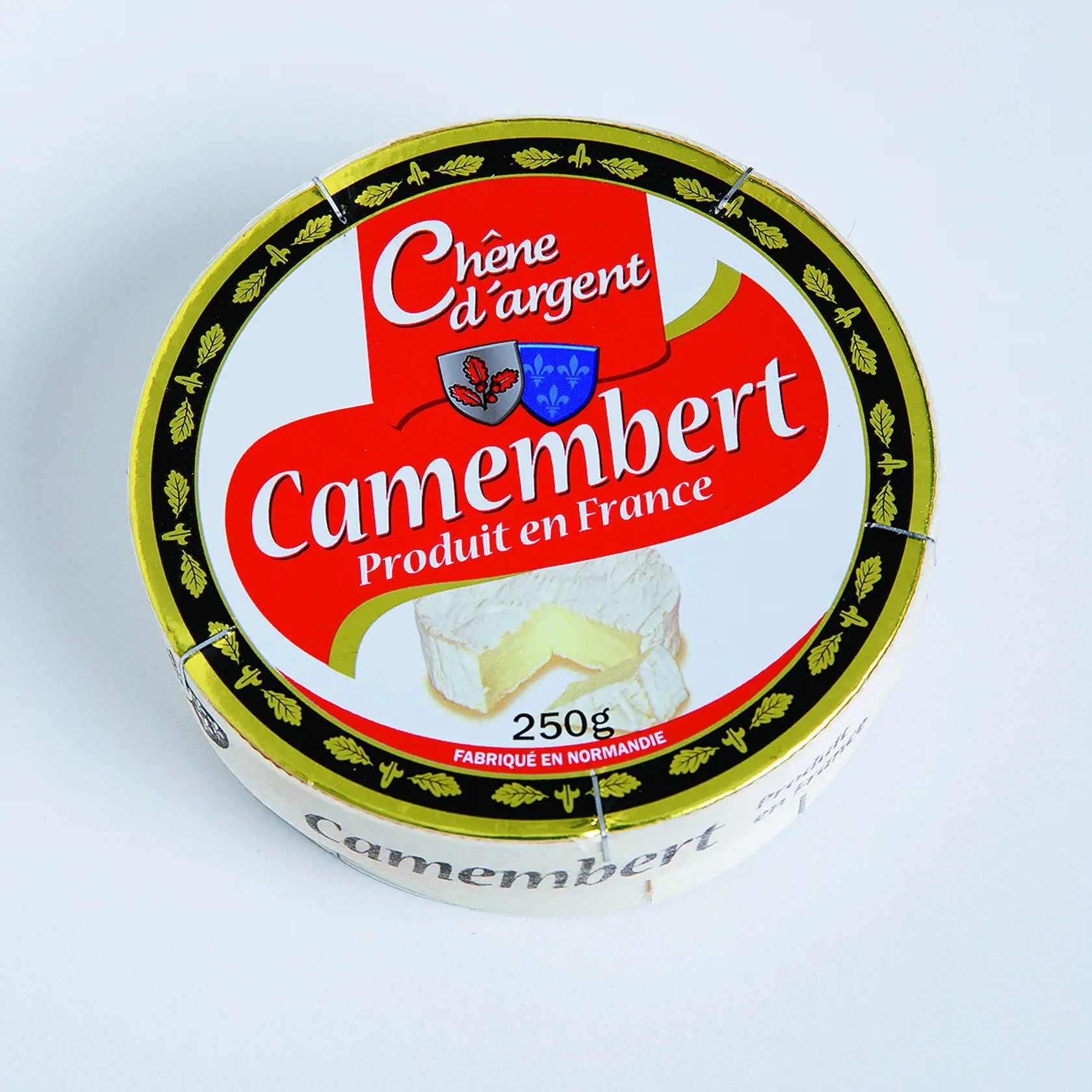 Camembert
Chêne d’argent, 250 g
Predáva/ Lidl Krajina pôvodu/ Francúzsko
Zloženie/ pasterizované kravské mlieko, jedlá soľ, syrárske kultúry, živočíšne mikrobiálne syridlo
Energia v 100 g/ 1 100 kJ Bielkoviny/ 19 g Sacharidy/ 0 g Tuky/ 21 g Soľ/ 1,3 g
Redakcia hodnotí: Výrazne zrelý syr s typickou silnou arómou má jemne žltkastú, akurát tuhú kôrku. Vnútri je príjemne mäkký až smotanový. Chuťovo je výborný, pomerne pikantný a mierne sladkastý, s ľahkou tvarohovou dochuťou. Slanosť je primera