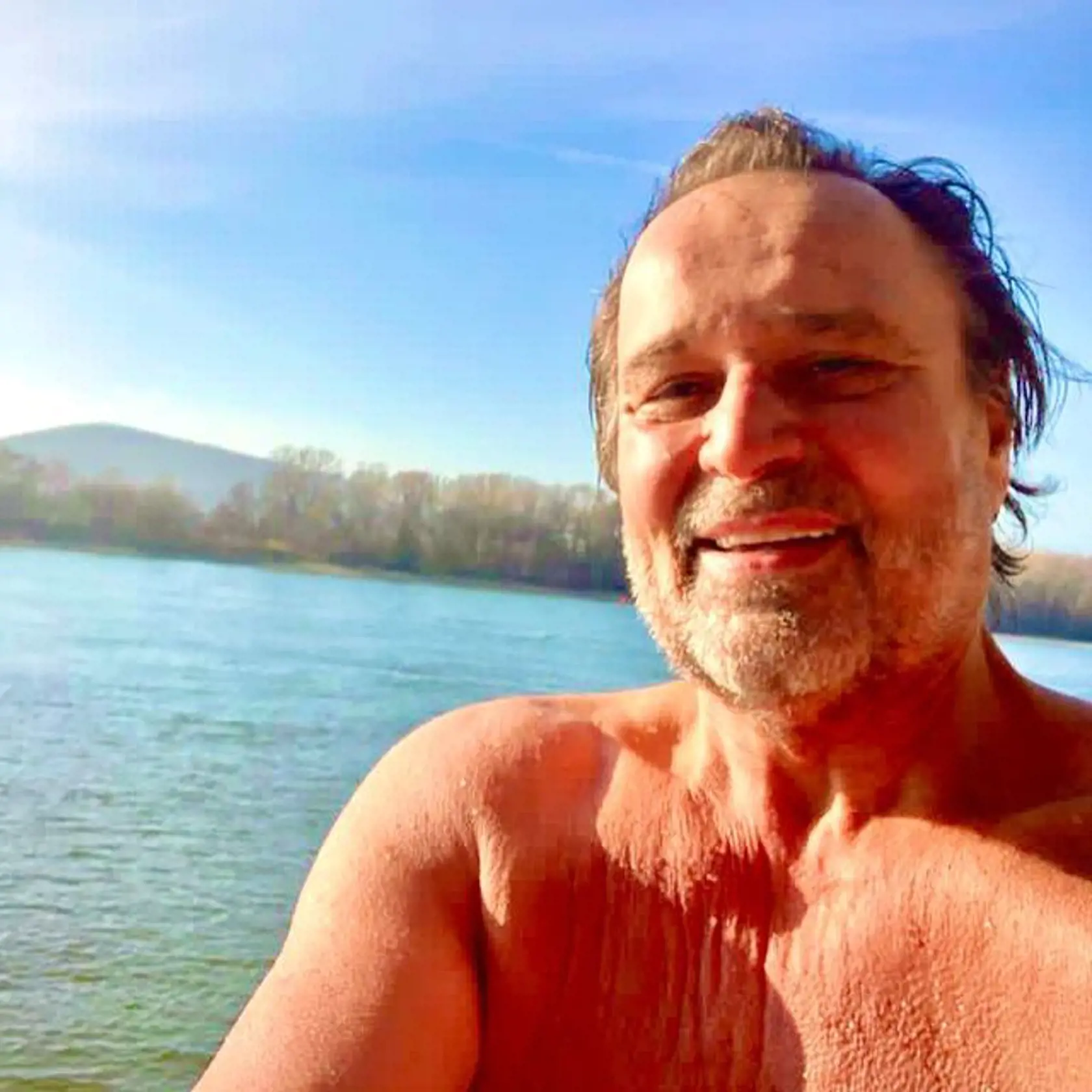 Jozef Vajda patrí k otužilcom.