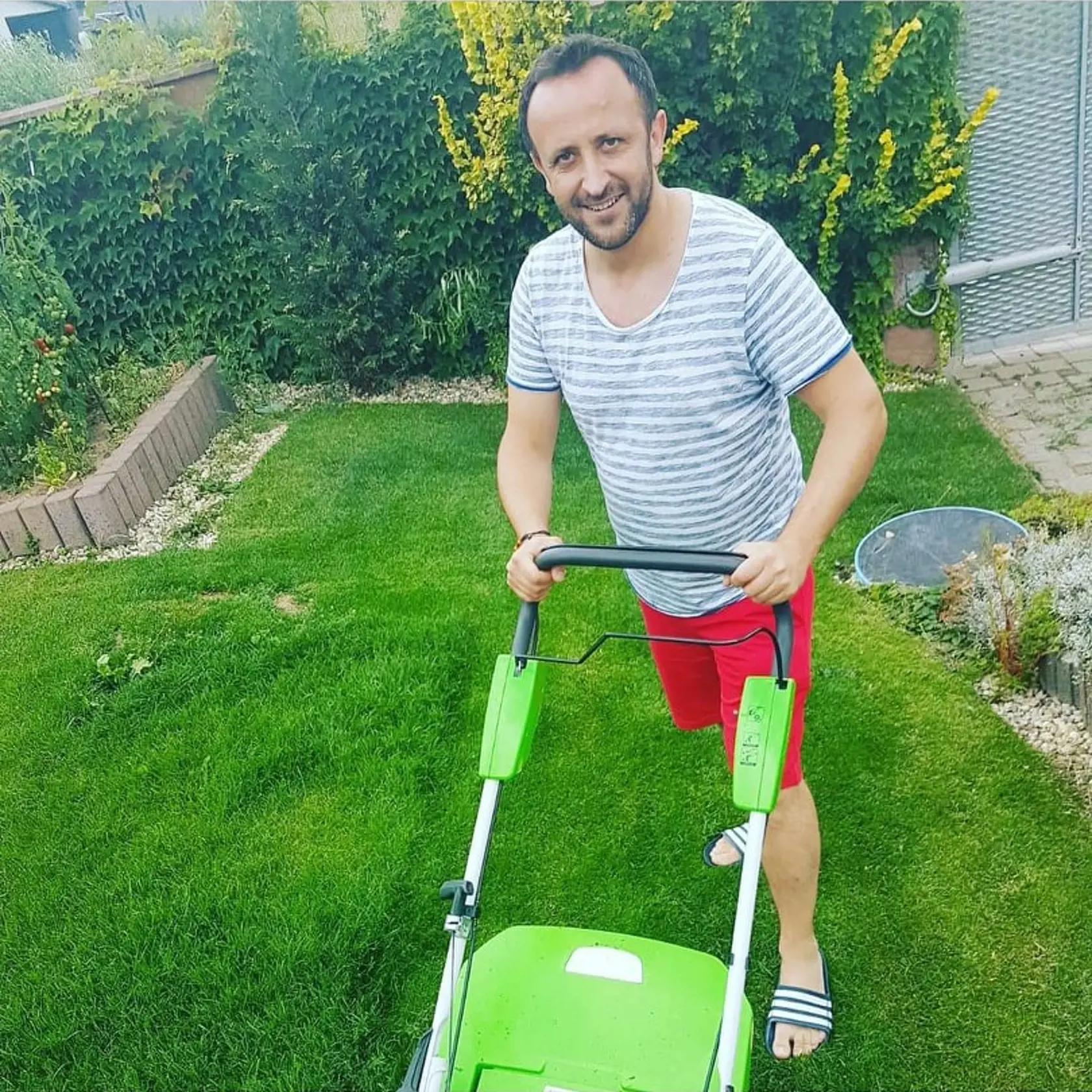 Ondrej Kandráč sa stará o trávnik.