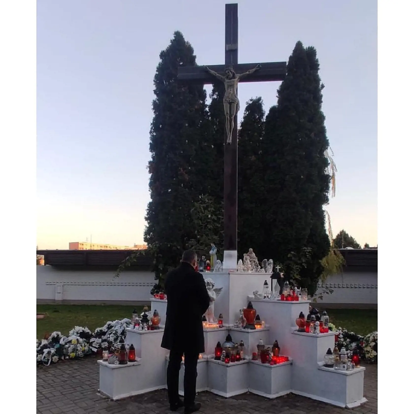 "Počas týchto dní mnohí z nás navštívia miesto posledného odpočinku svojich najbližších, zapália sviečku, prinesú venček alebo kvety. Podobne ako vy, to robím aj ja každý rok a ani tento nebol výnimkou. Vždy pospomínam na to, čo som s najbližšími prežil a mnohokrát mi vyhŕkne aj slza," napísal na sociálnej sieti poslanec Národnej rady Ladislav Kamenický.