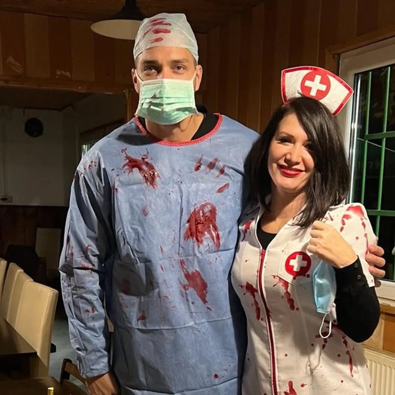 Poslankyňa Národnej rady Jana Bittó Cigániková sa išla zabávať  večierok. "Tento rok sme sa rozhodli pre pandémický zodpovedné masky," uviedla v príspevku pod fotkou.