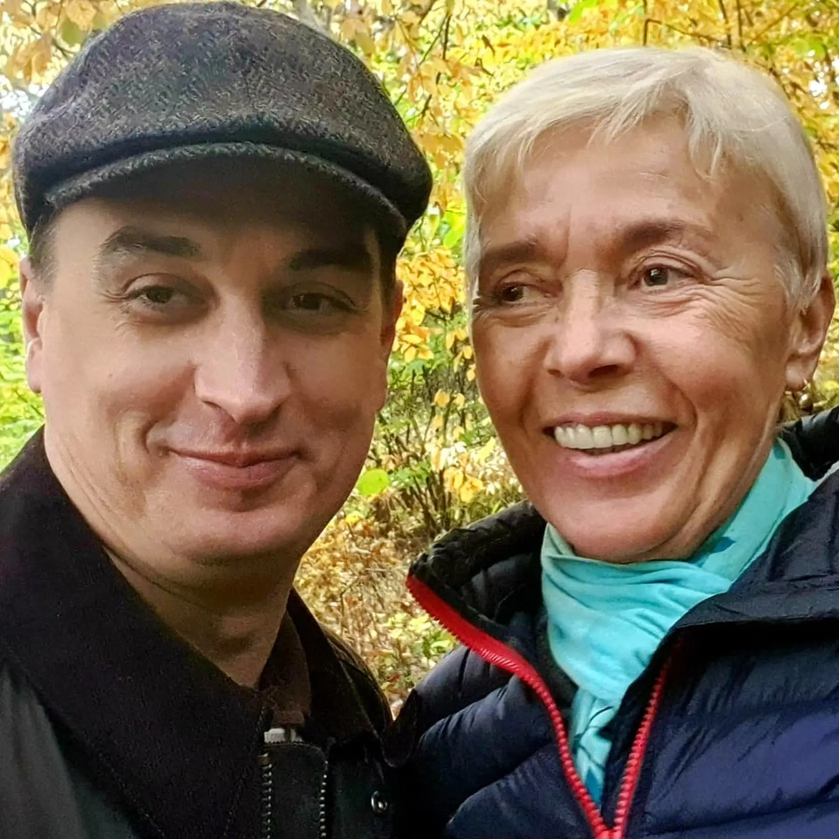 Juraj Rizman oslávil narodeniny v spoločnosti svojej matky. "Ďakujem Vám za všetky priania a gratulácie k mojím 45. narodeninám... Som v tom však úplne nevinne! Gratulovať treba tejto žene. Maminka ďakujem a mám ťa rád," napísal na sociálnej sieti.