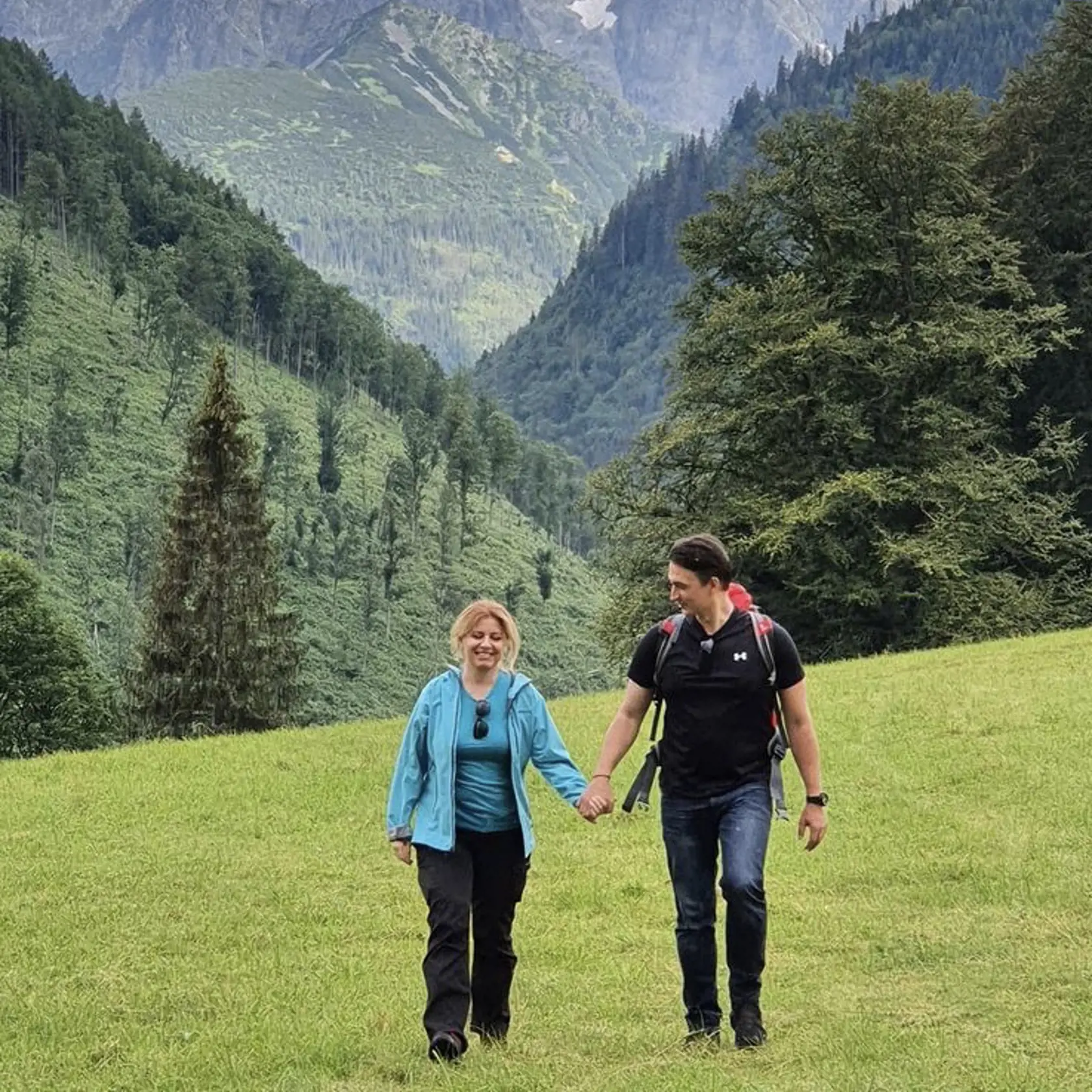 Zuzana Čaputová randí s Jurajom Rizmanom, ktorý má syna Juraja. Prezidentka má psa Leona.
