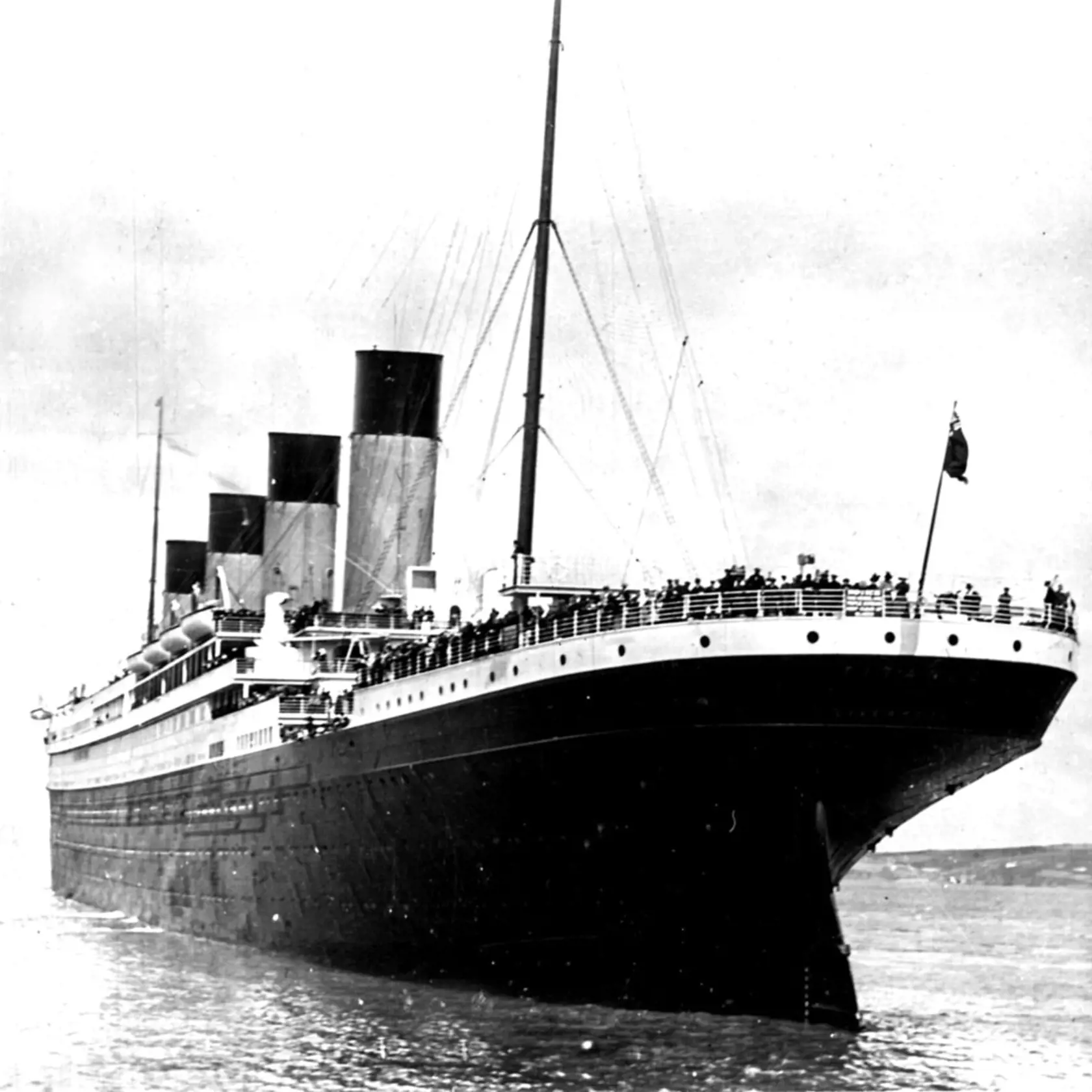 Titanic stroskotal vo vodách Atlantického oceánu.