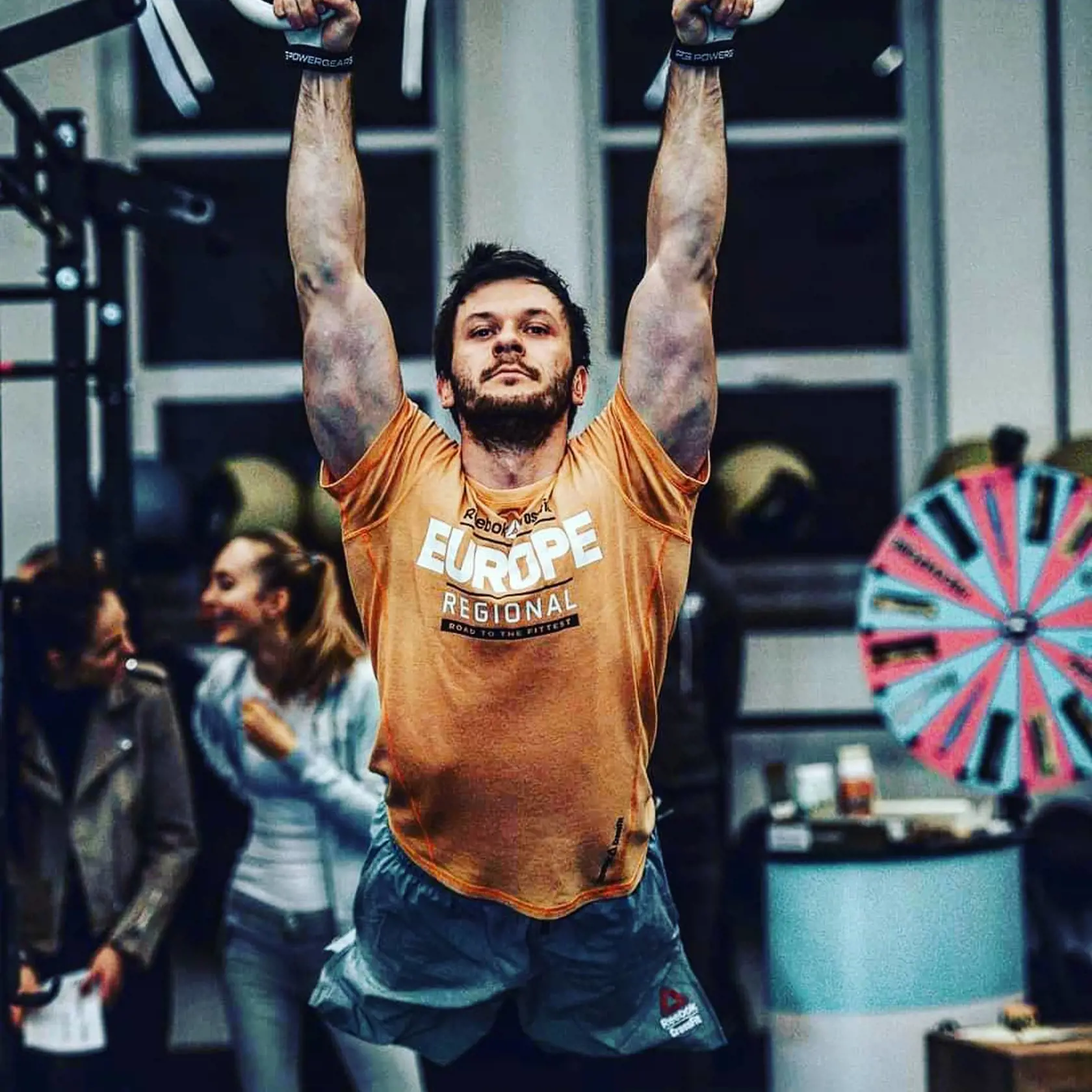 ....Ale jedno je isté. CrossFit stále robím, stále ho mám rád, stále mu verím, stále sa snažím zlepšovať. Aj keď už hlavne ako tréner a chcem odovzdať ten kúsok mojich vedomostí a skúseností ostatným. Ale na druhej strane sem tam rád ukážem mladým puškám, že ešte nepatrím úplne do šrotu.