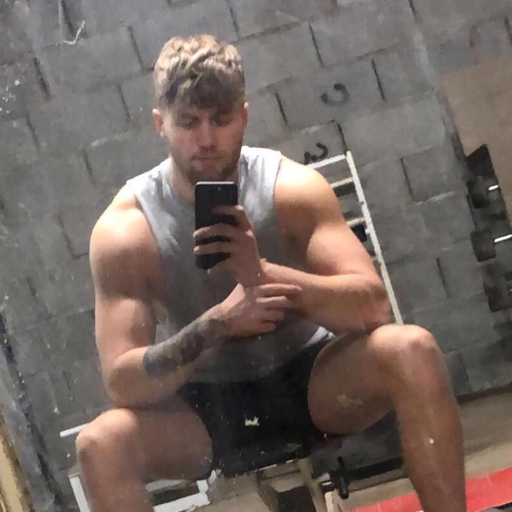 Daniel je vysoký približne 183 cm, štíhlej postavy a má svetlé vlasy s briadkou.