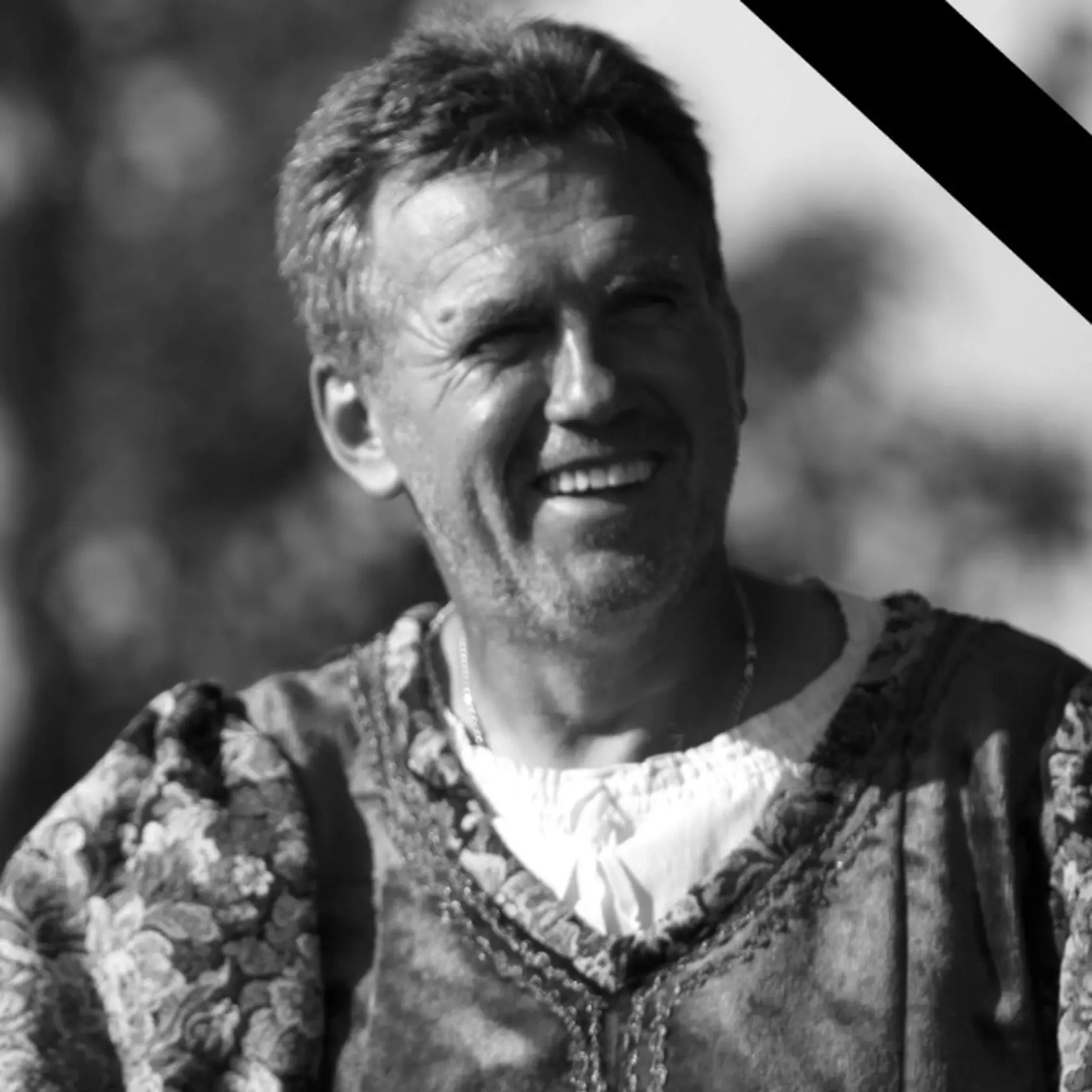 Vo veku 65 rokov zomrel slovenský kaskadér a herec Peter Hric, ktorý účinkoval aj v zahraničných filmových trhákoch. Spolupracoval aj na seriáli Ramč. 