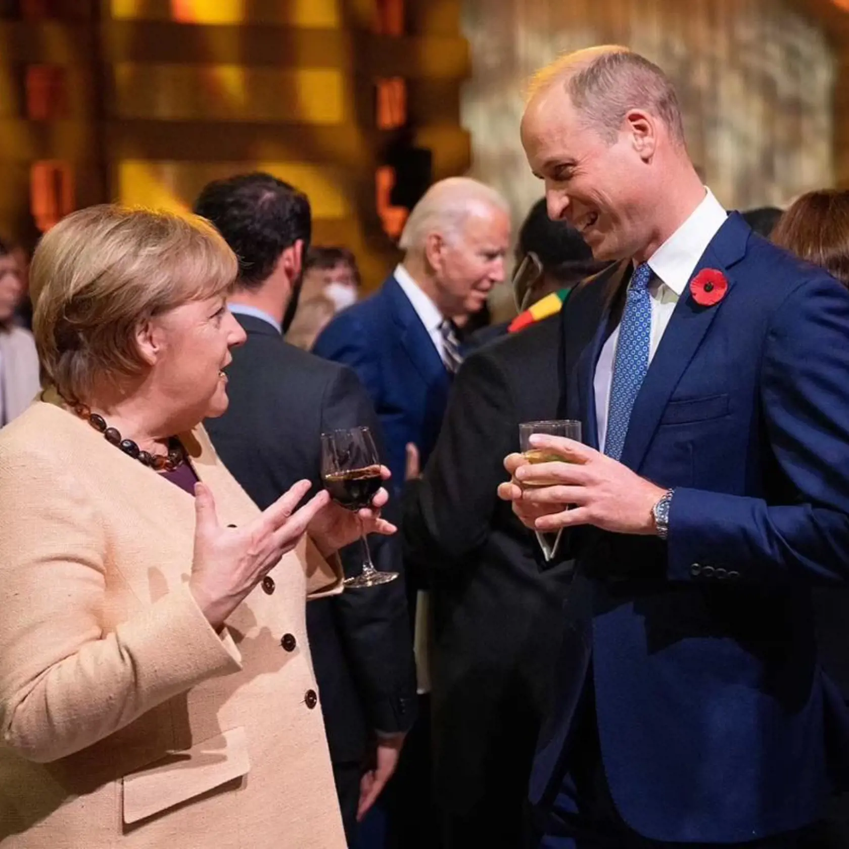Princ William a Angela Merkelová s pohárikom vínka.