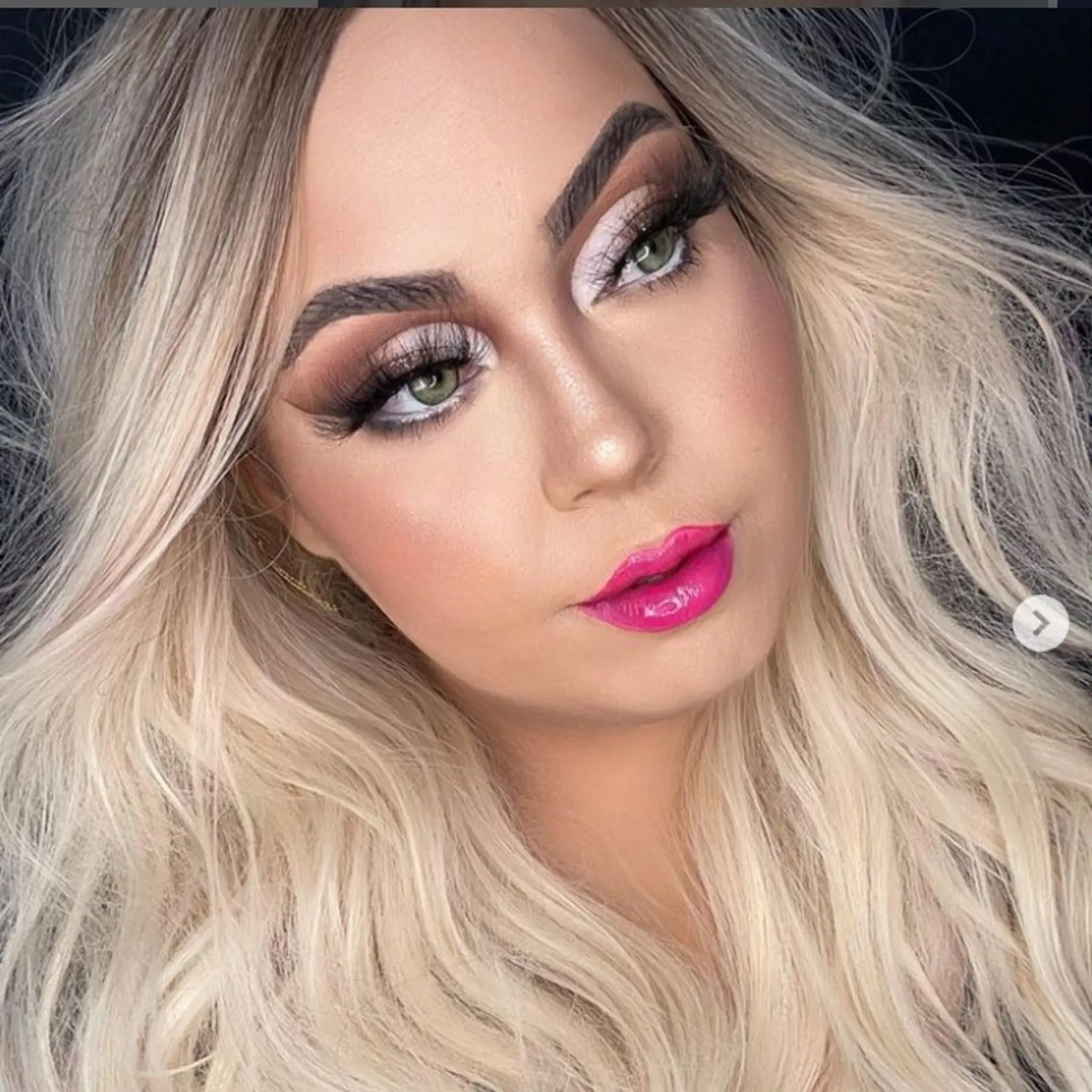 Sarah sa totiž pomocou mejkapu dokáže premeniť na nepoznanie. Niet sa čomu teda čudovať, že jej videá sa stali virálnymi a jej talent narábať s mejkapom si získal mnoho obdivovateľov.