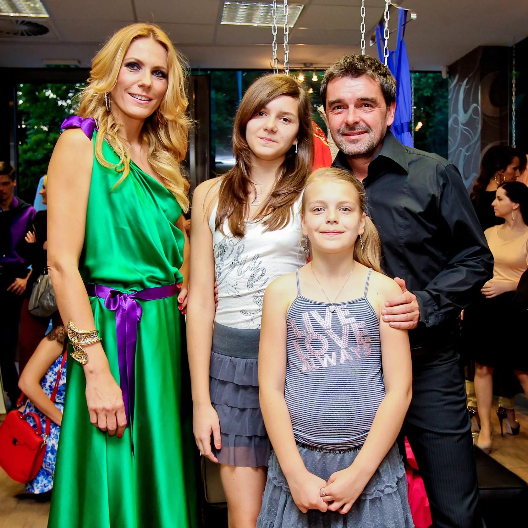 Na snimke zlava Nela Kocisova, Tereaz Kocisova, herec Peter Kocis a Sara Kocisova