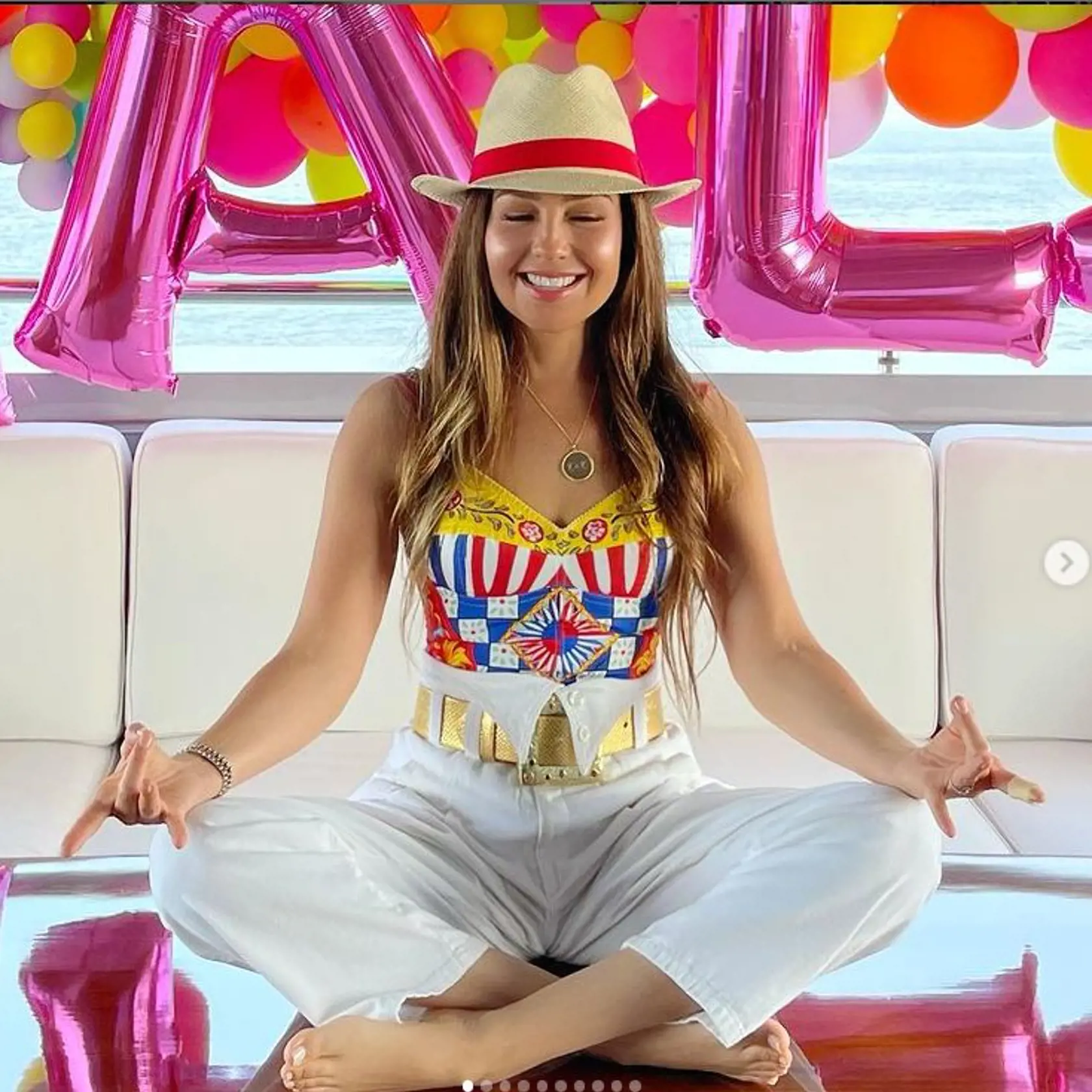 Thalía oslávila 50 rokov, ale vyzerá skôr ako sladká tridsiatnička.