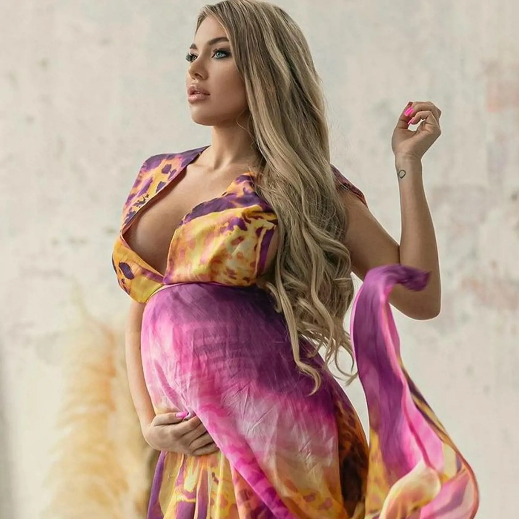 ŽIARI ŠŤASTÍM! Kollárova SEXICA ukázala TEHOTENSKÉ BRUŠKO v šatách od Jany Jurčenko!