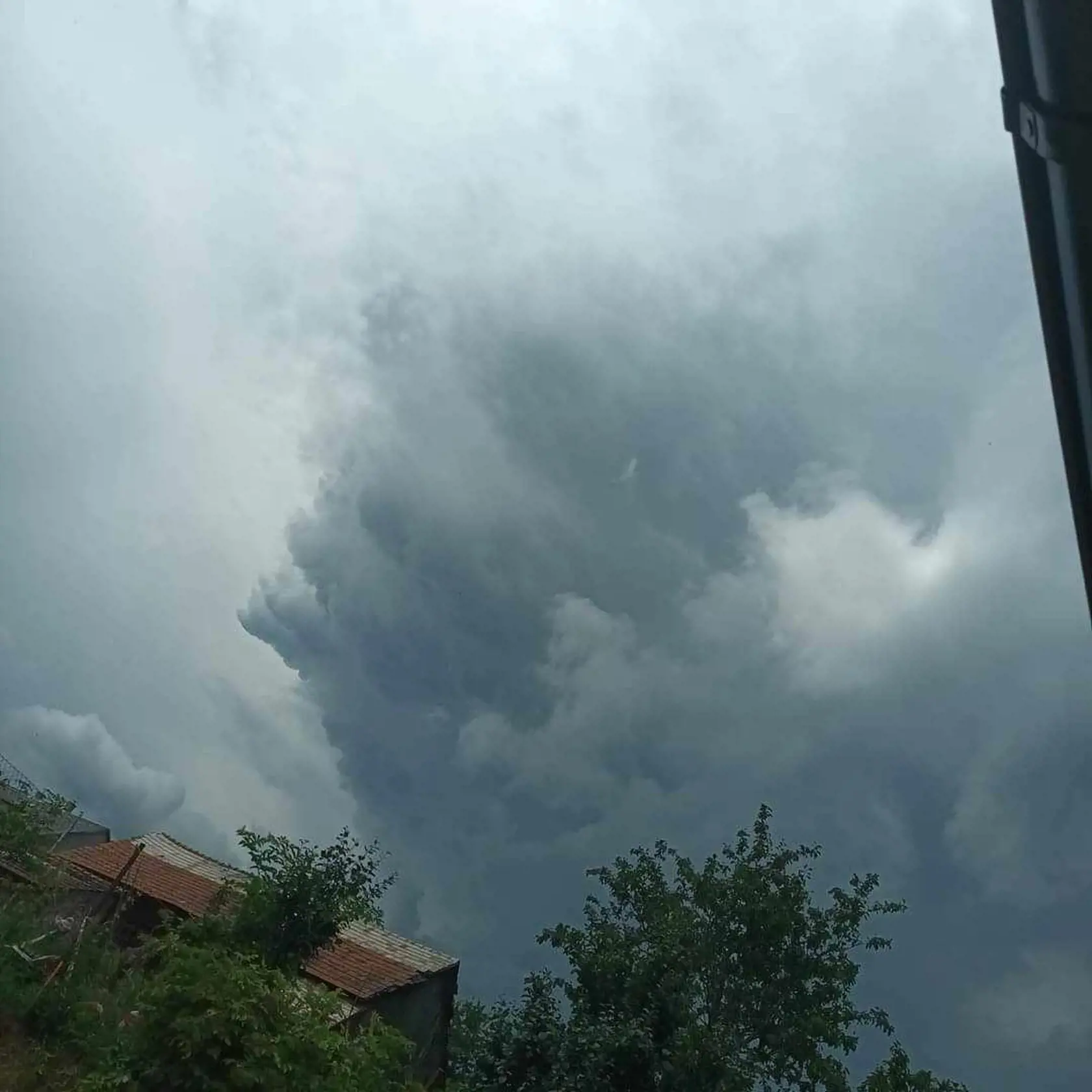 Prešovom a jeho okolím sa dnes prehnala supercela, ktorá zaplavila obec Svinia.